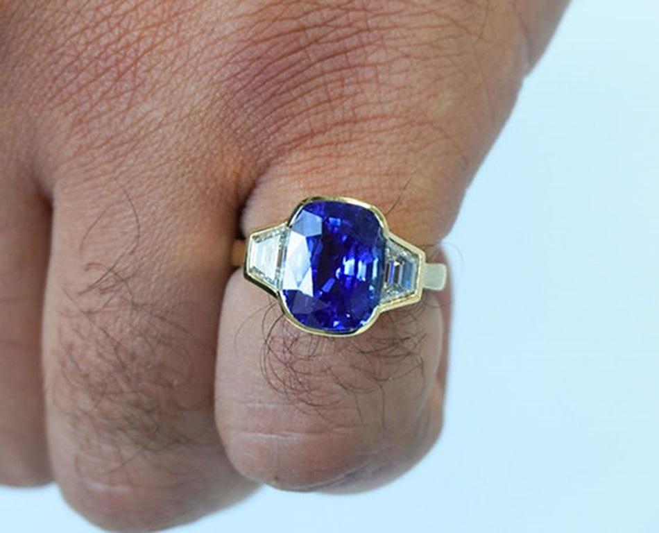 5.50 Carat Ceylon Sapphire Three-Stone Bezel Ring For Sale 3