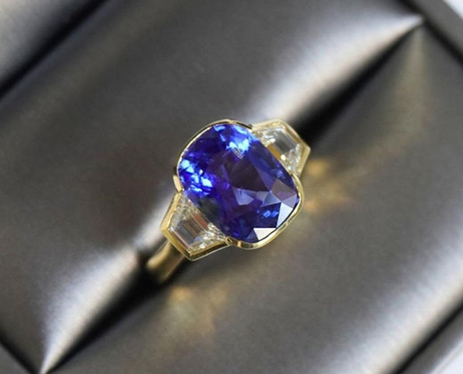 5.50 Carat Ceylon Sapphire Three-Stone Bezel Ring For Sale 4