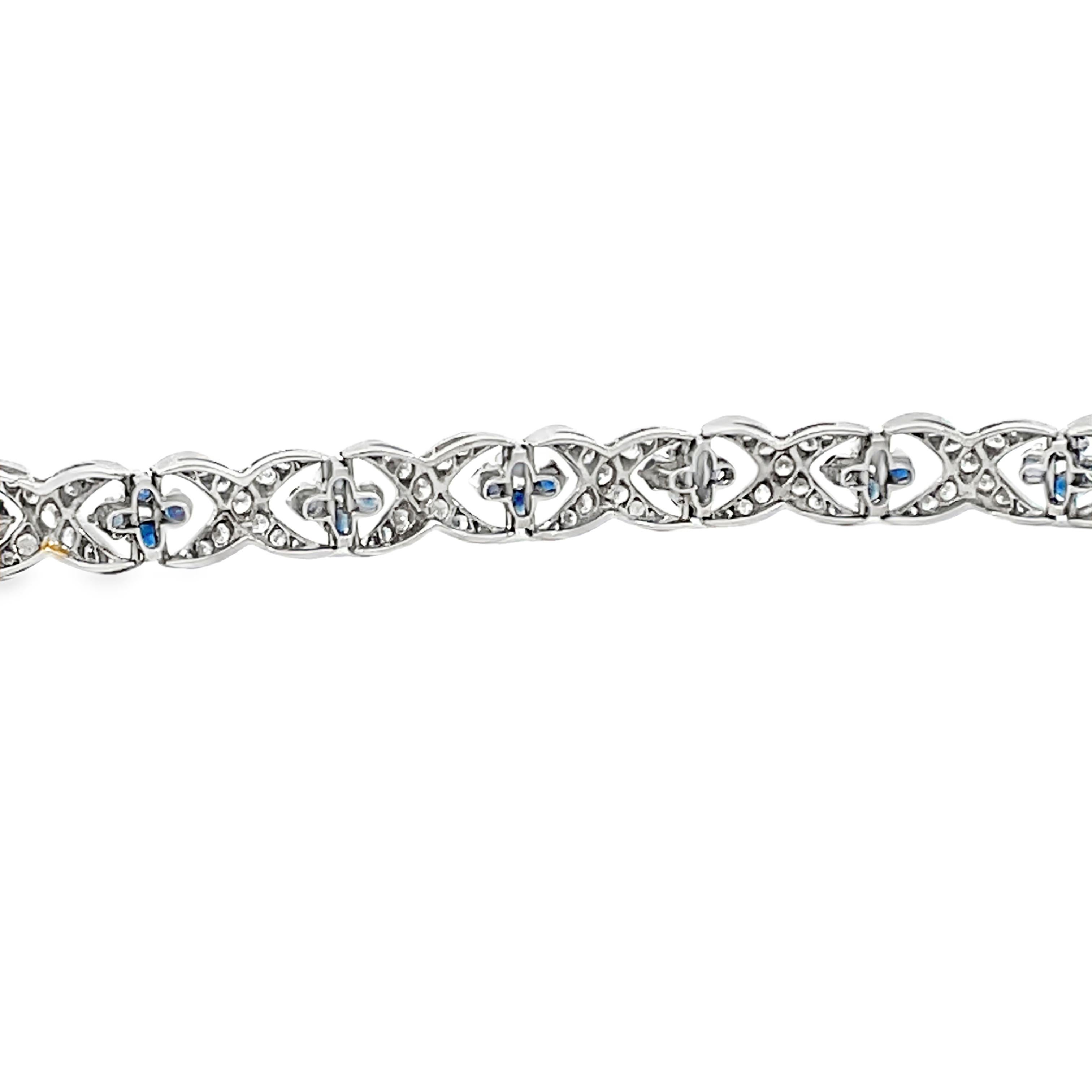 Le bracelet Vintage estate retro link en or blanc 14K présente un délicat design entrelacé avec 117 diamants ronds brillants et des saphirs d'un bleu profond vibrant. Avec un poids total de diamants estimé à 5,50 carats, cette pièce rayonne d'une