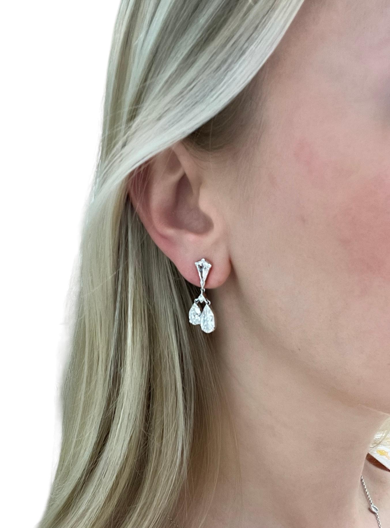 Questi orecchini assolutamente eleganti sono composti da quattro diamanti a forma di aquilone che sospendono quattro gocce di diamanti a forma di pera per un peso totale di circa 5,50 carati. Sapientemente realizzati in platino, i diamanti sono