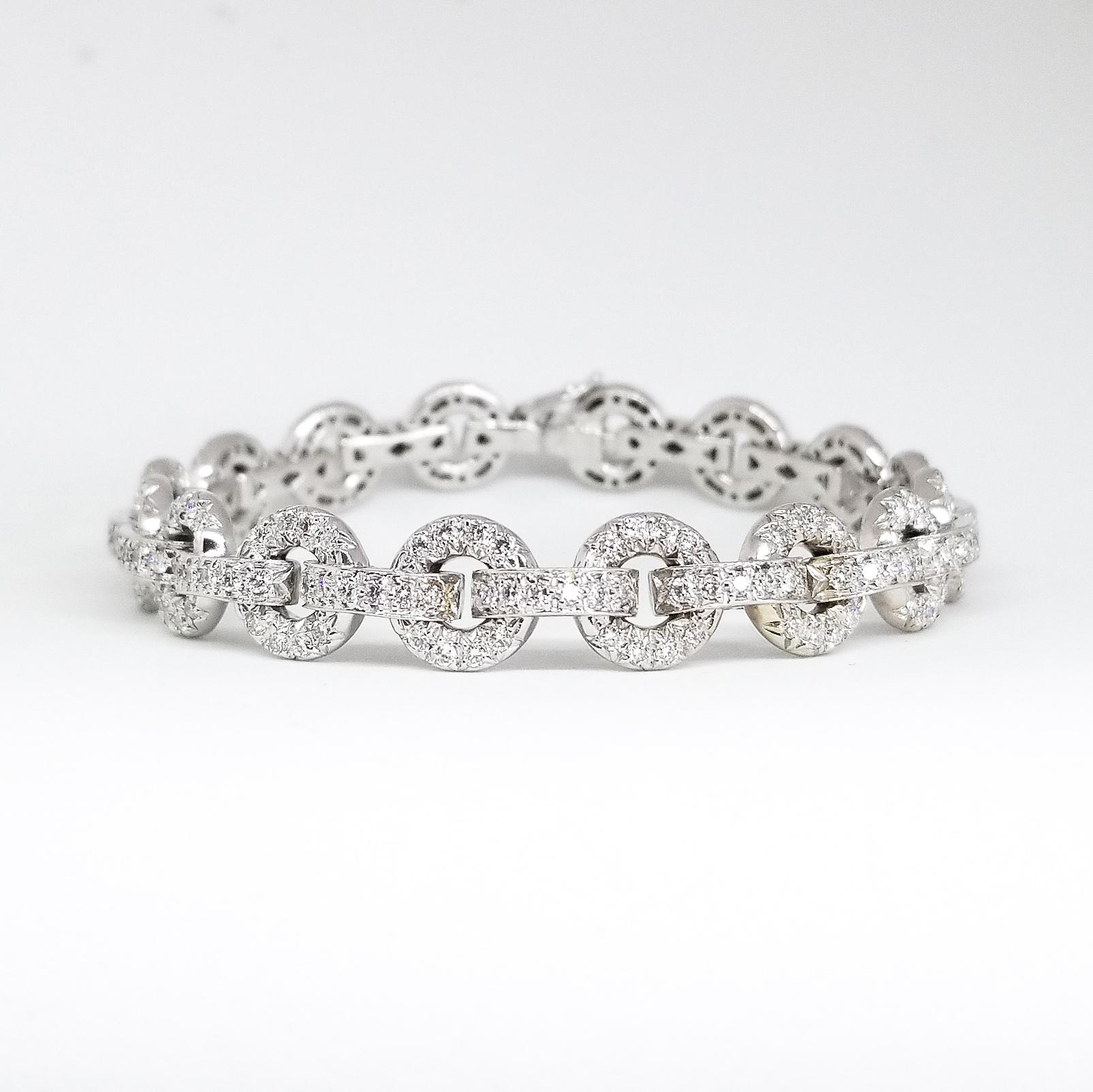 Bracelet à maillons en or blanc 18 carats avec cercles et barres incrustées de diamants de 5,50 carats en vente 7