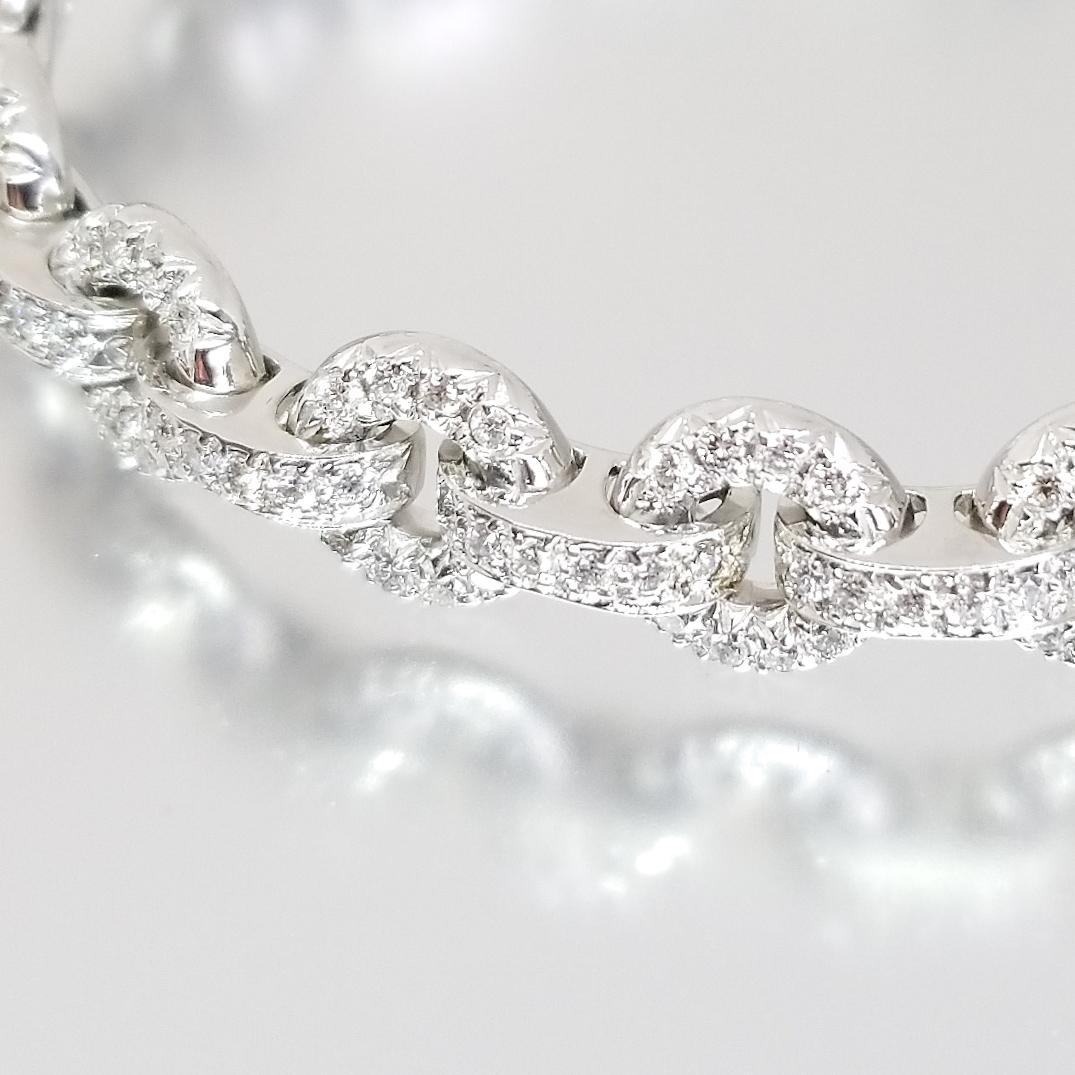 Bracelet à maillons en or blanc 18 carats avec cercles et barres incrustées de diamants de 5,50 carats en vente 8