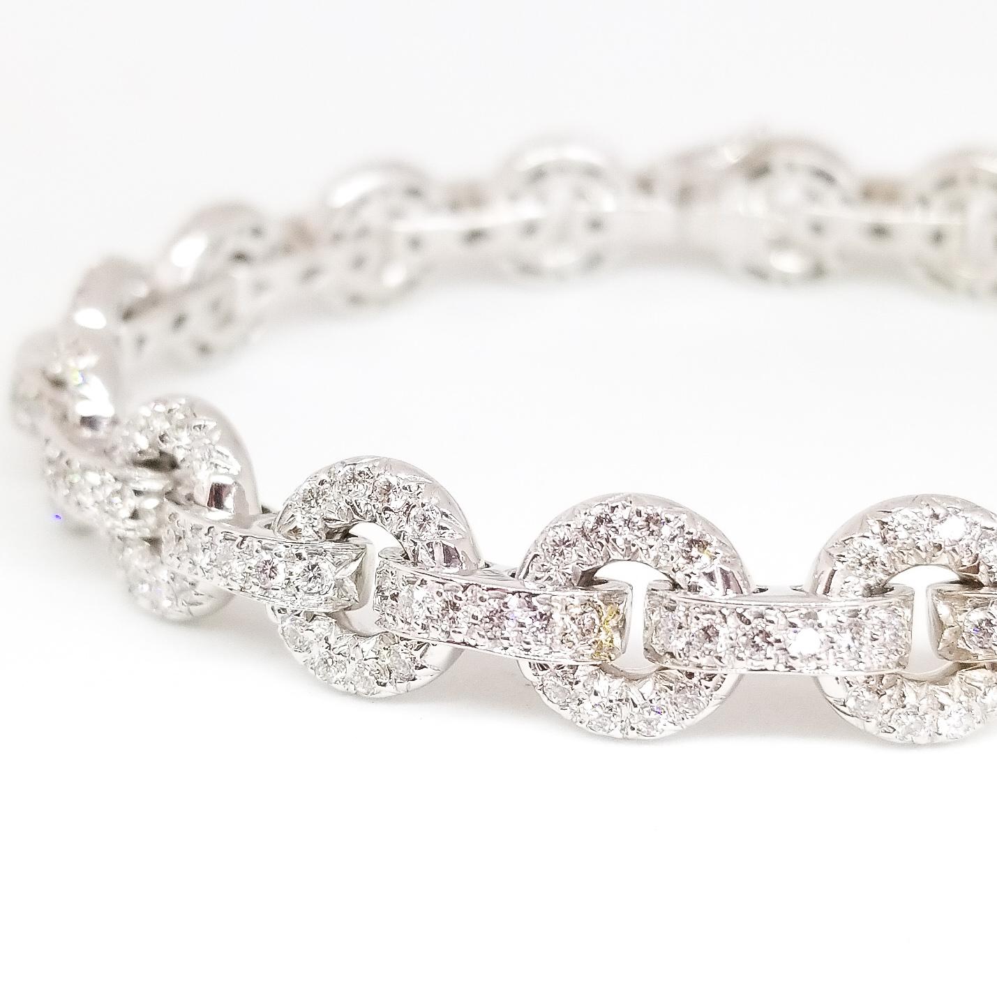 Le bracelet tennis en diamants ronds et brillants présente des diamants ronds et brillants d'un poids total de 5,50 carats sertis dans des maillons circulaires et des barrettes autour du bracelet  l'ensemble du bracelet. Les diamants sont de couleur