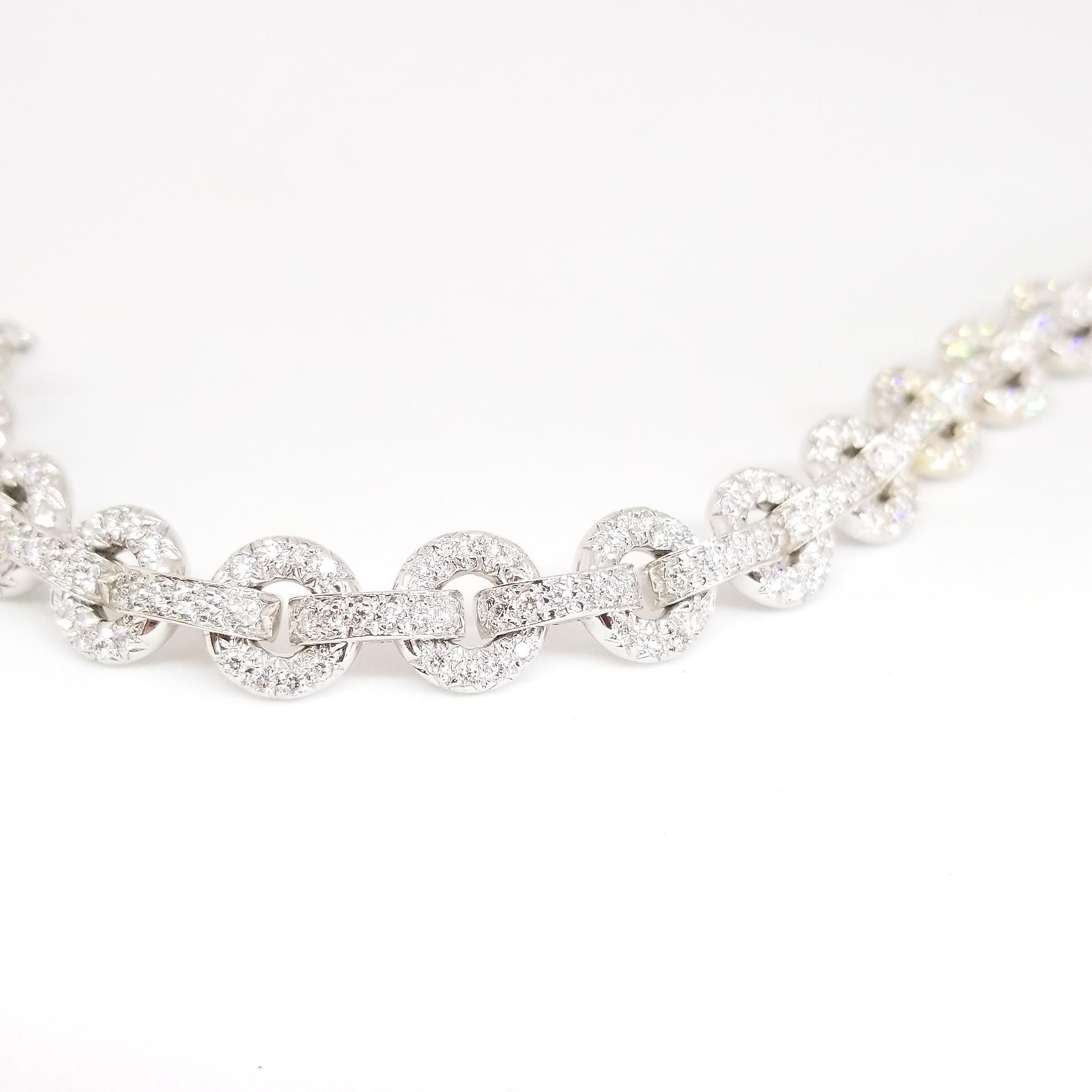 Contemporain Bracelet à maillons en or blanc 18 carats avec cercles et barres incrustées de diamants de 5,50 carats en vente