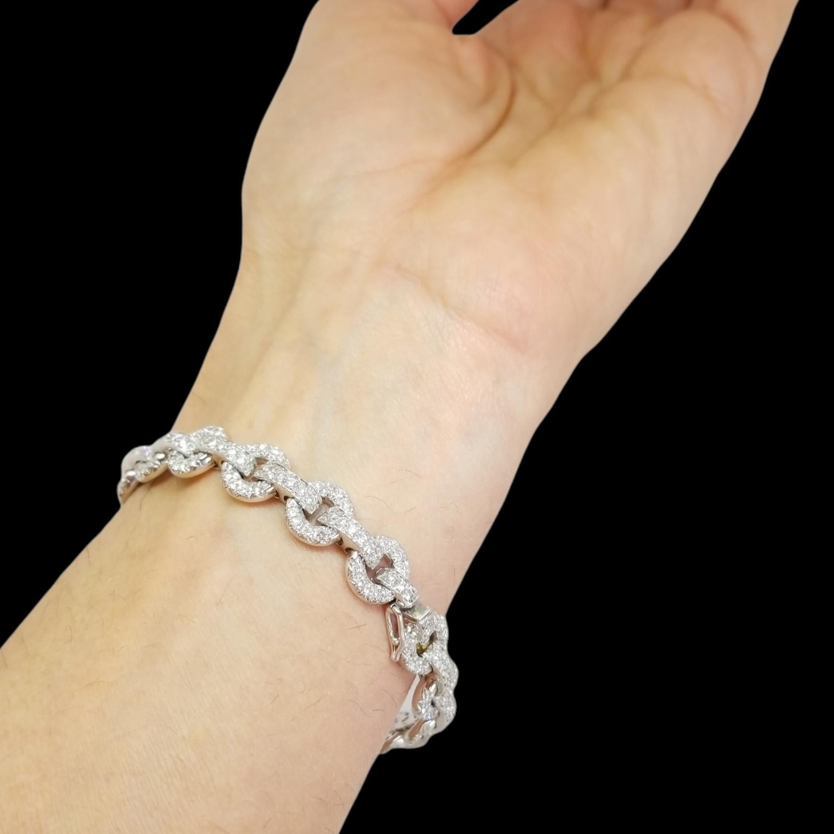 Taille ronde Bracelet à maillons en or blanc 18 carats avec cercles et barres incrustées de diamants de 5,50 carats en vente
