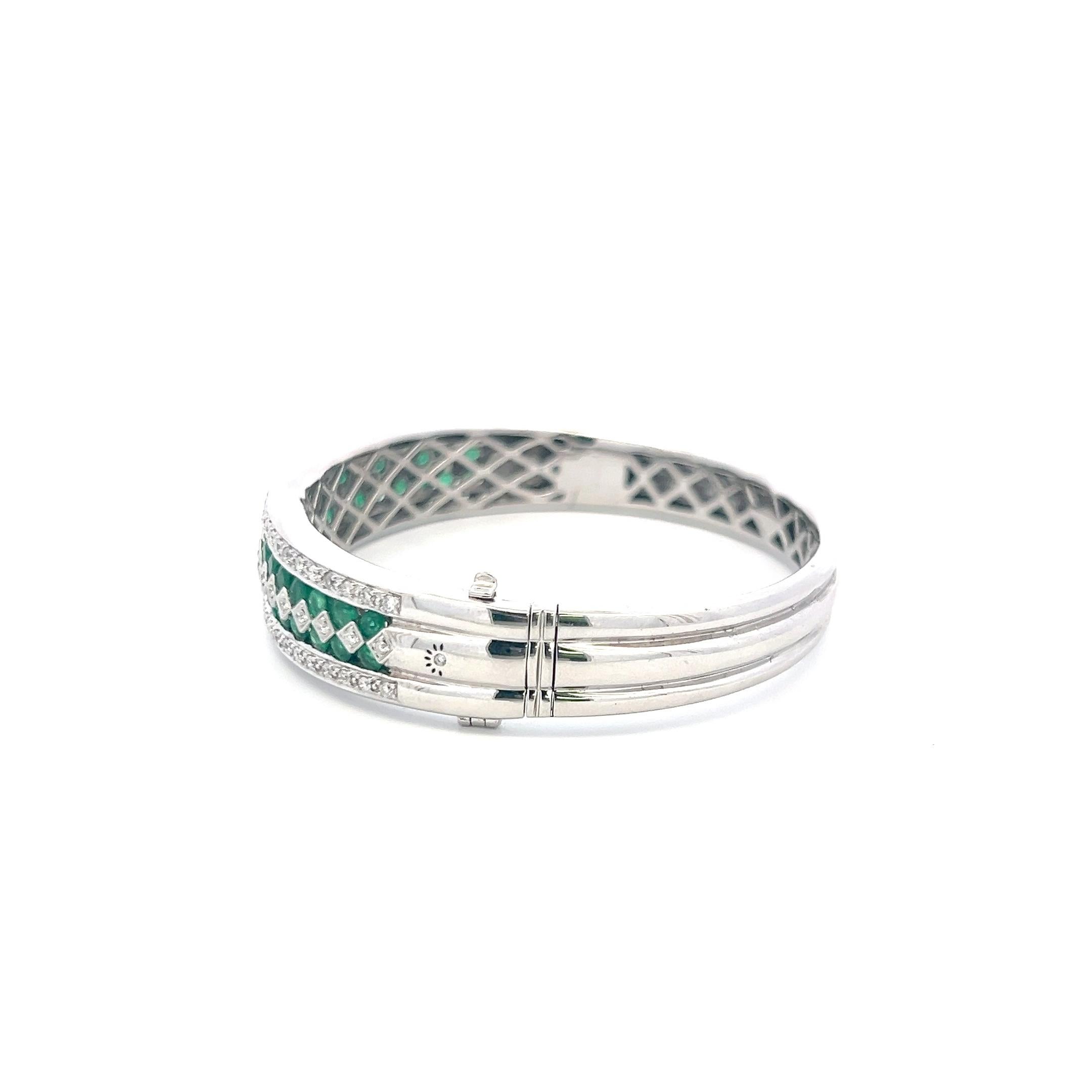 Esmeralda de 5,50 quilates Diamante redondo brillante de 1,50 quilates Pulsera brazalete 14K WG en Bueno estado para la venta en New York, NY