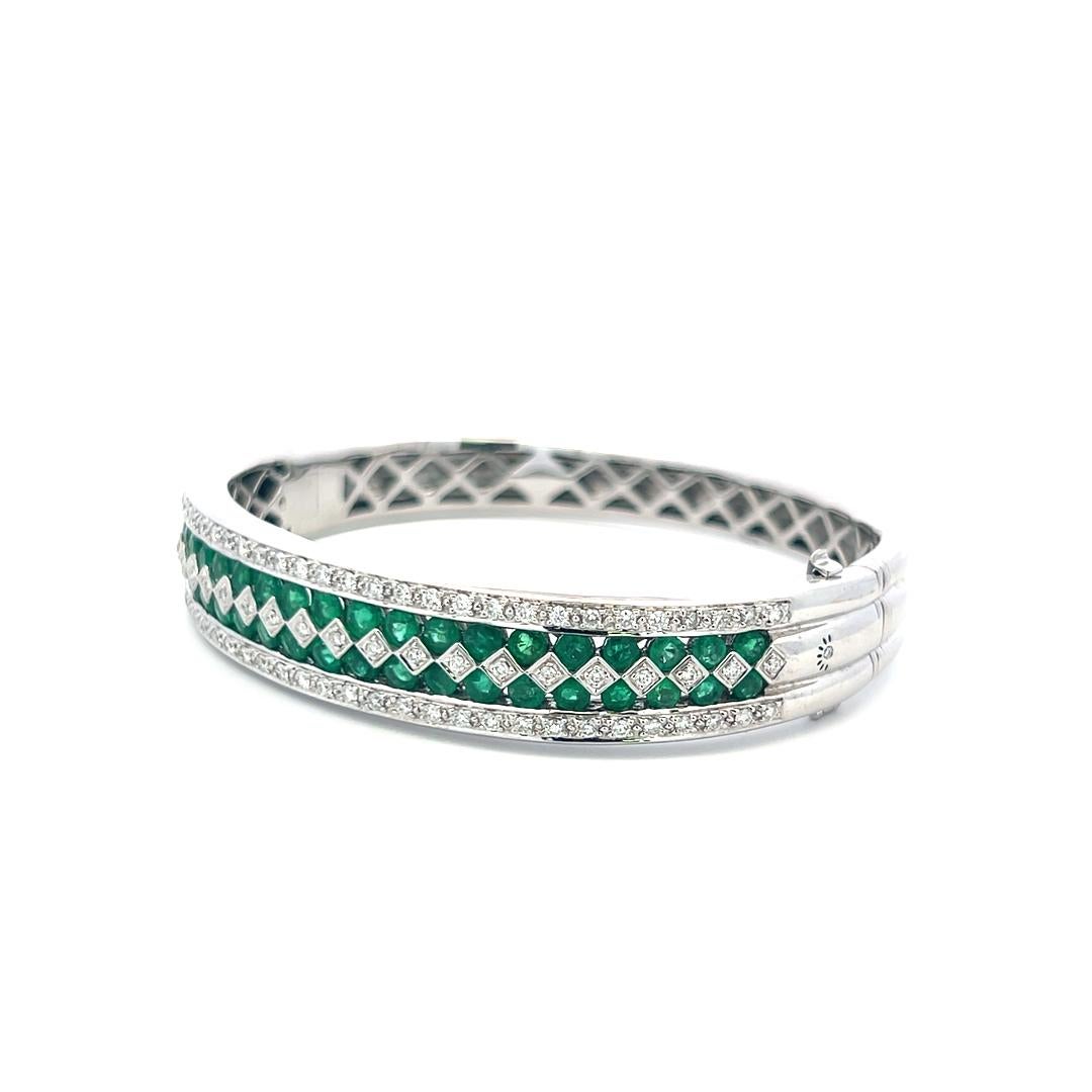 Esmeralda de 5,50 quilates Diamante redondo brillante de 1,50 quilates Pulsera brazalete 14K WG en venta 1