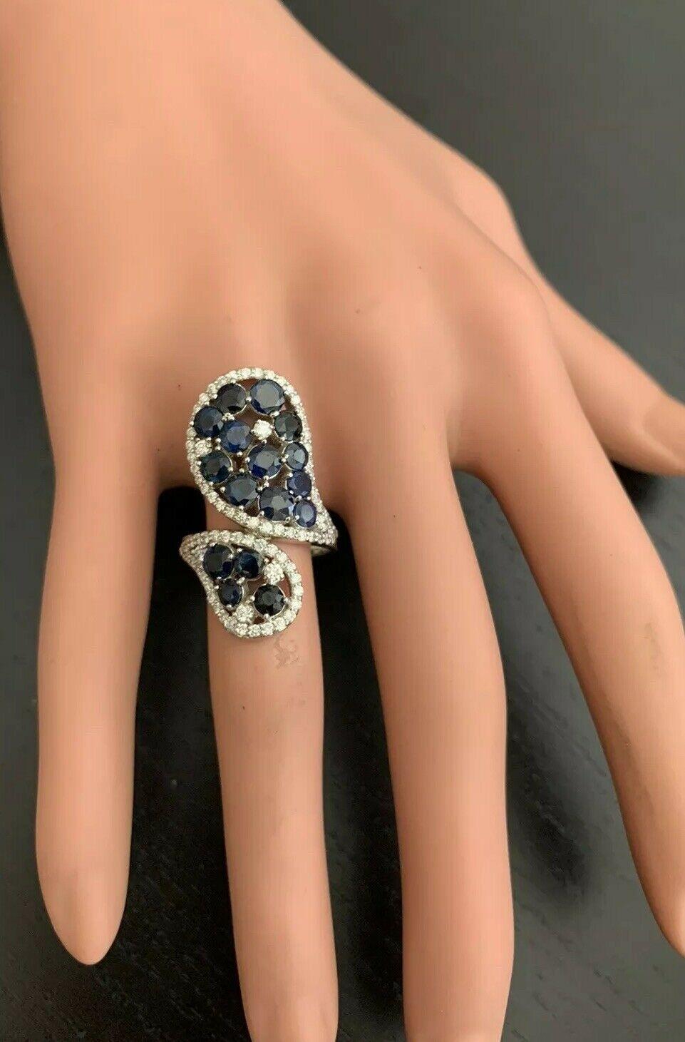 Women's or Men's 5.50 Carat Exquisite Natural Blue Sapphire and Diamond 14 Karat Solid White Gold For Sale