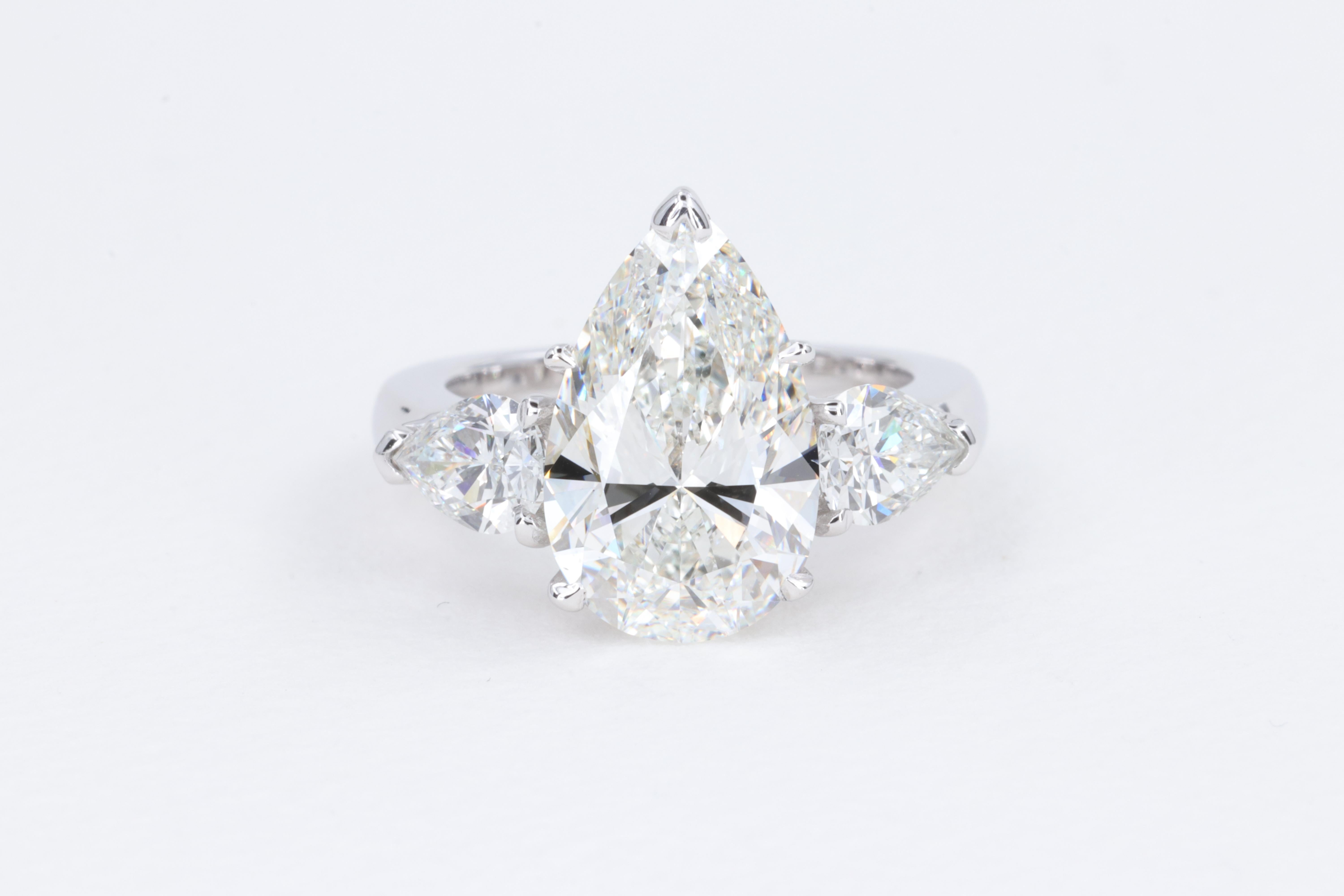 5,50 Karat GIA natürlicher Diamant in Birnenform Verlobungsring in 18 Karat Weißgold

Ein perfekt gemacht klassischen 3 Stein Diamant Verlobungsring mit einem 4,50 Karat H Farbe SI1 Klarheit Birne Form Zentrum Diamanten geschnitten, um ein perfektes