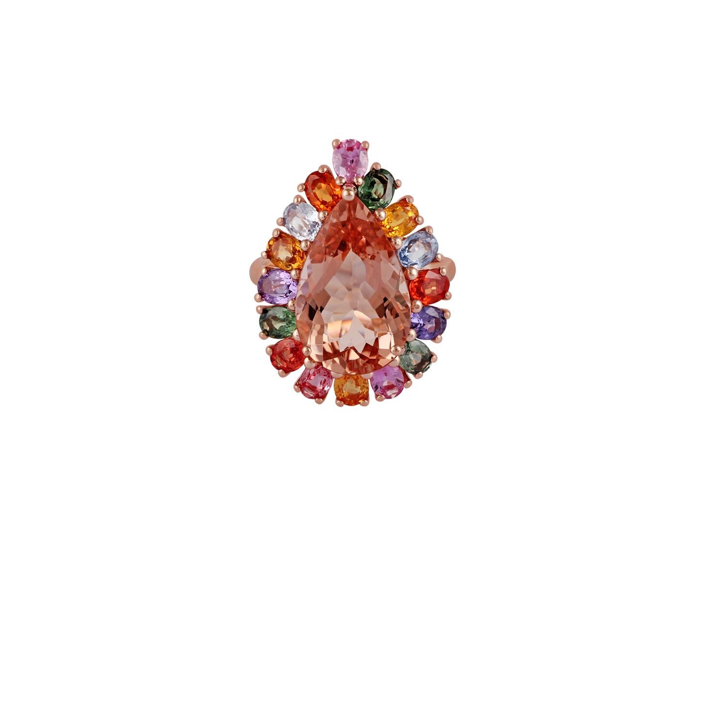 Cette bague exclusive en or rose 18 carats est composée d'une morganite en forme de poire pesant 5,50 carats et de 16 saphirs multicolores de forme ovale pesant 3,79 carats. L'ensemble de la bague est en or rose 18 carats pesant 5,46 grammes, la