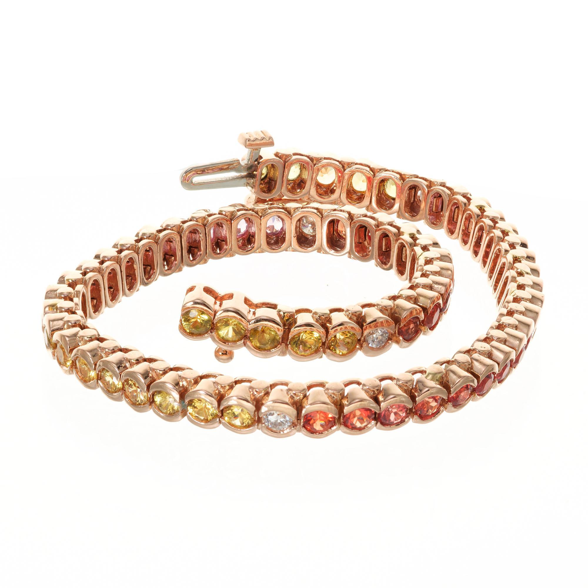 Multicolor Saphir und Diamant Tennisarmband. 5.50cts von runden orange, rosa, gelb und grün Saphire durch 6 runde Vollschliff Diamanten in einem 14k Rose Gold Rohr gesetzt Tennis Scharnier Link Armband getrennt. Eingebauter versteckter Verschluss