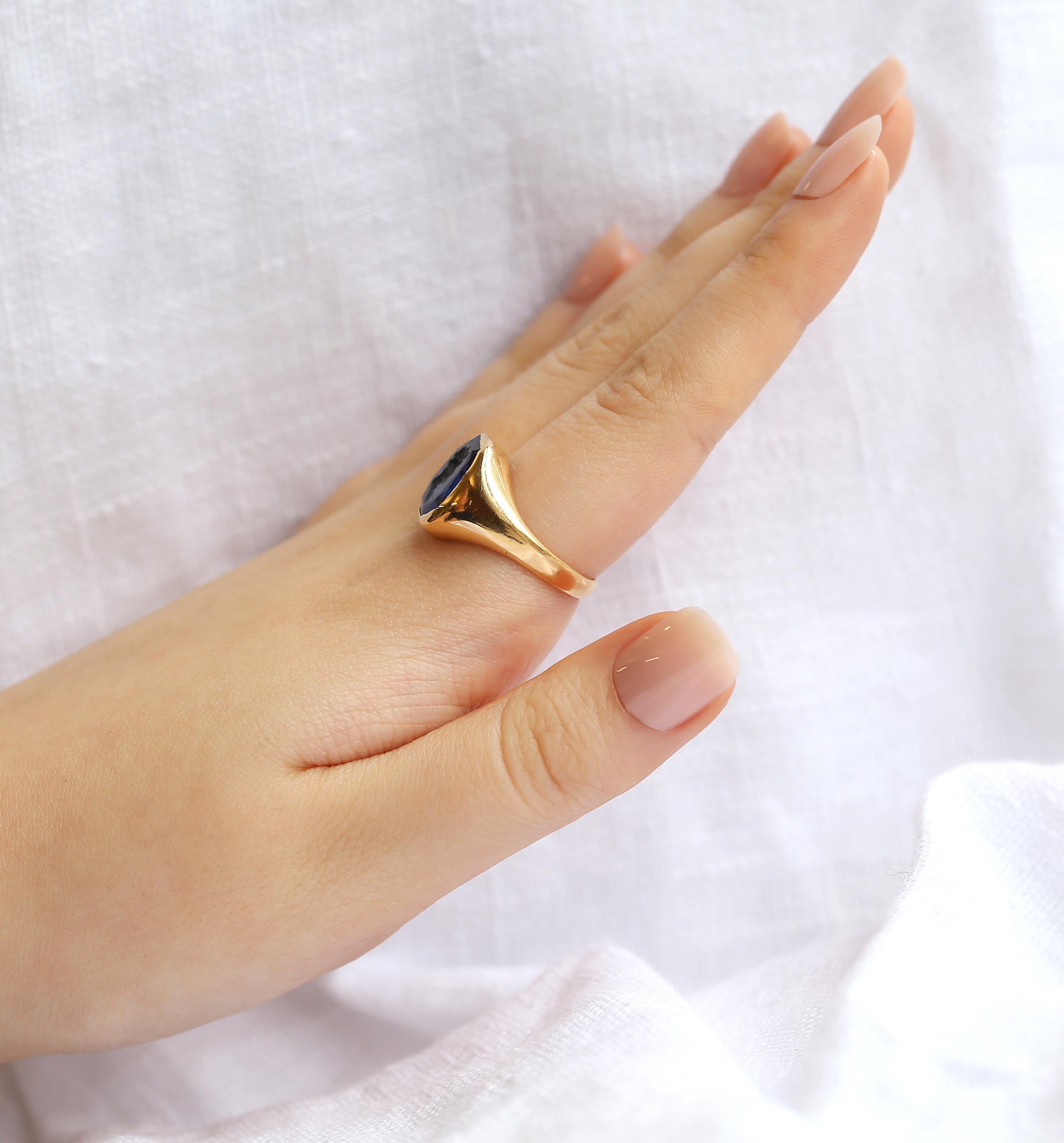 5.50 Carat Natural Ceylon Sapphire Intaglio Signet Ring For Sale 1