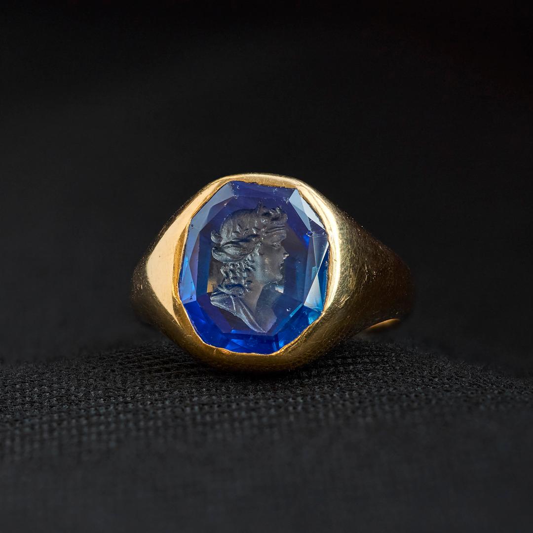 5.50 Carat Natural Ceylon Sapphire Intaglio Signet Ring For Sale 2