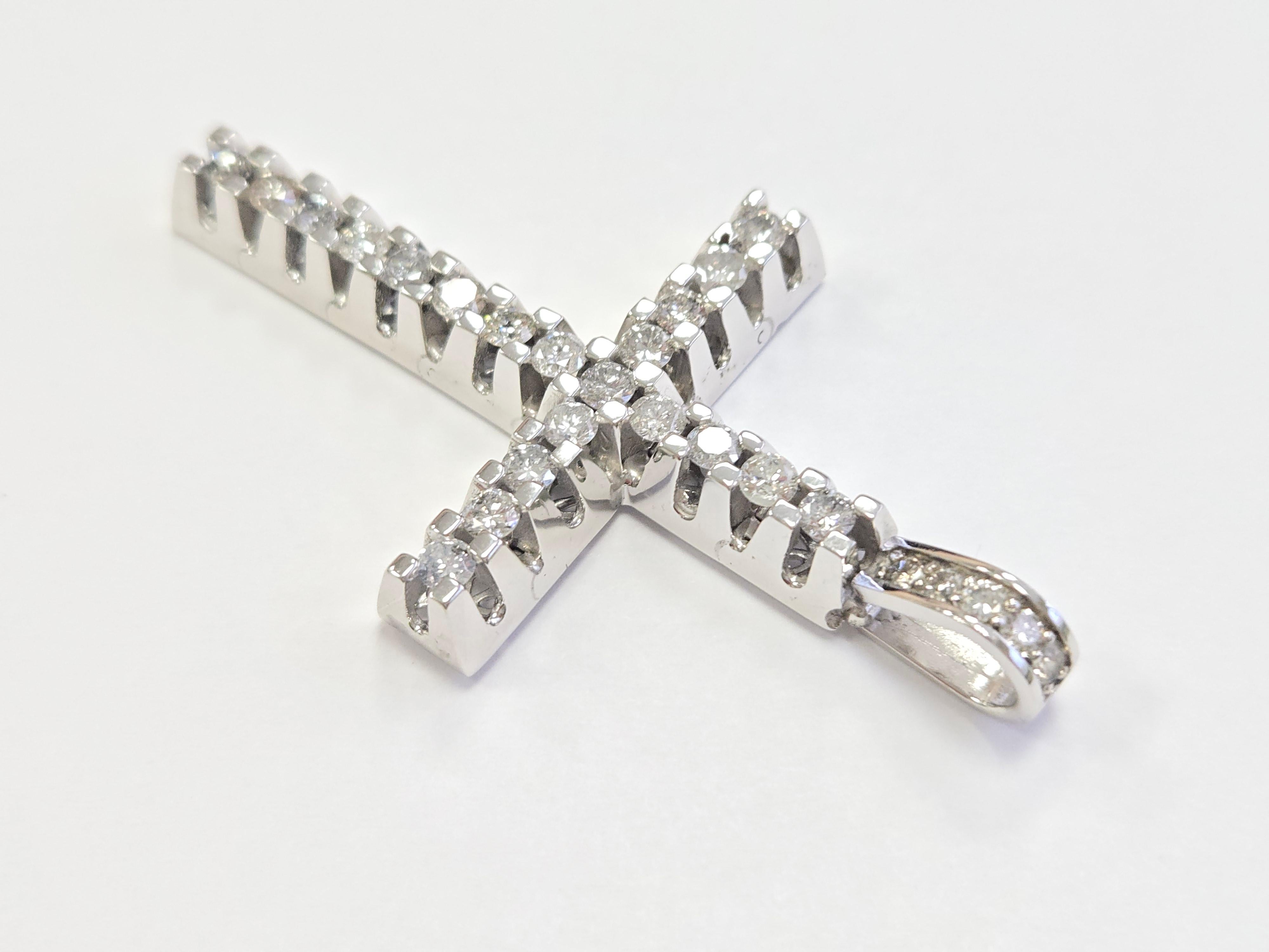 5.50 Carat Natural Diamond Cross Pendant 14 Karat White Gold In New Condition For Sale In Great Neck Plaza, NY
