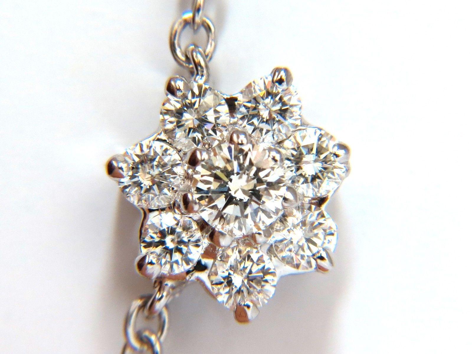 Parure collier et boucles d'oreilles grappes flottantes en or 18 carats avec diamants naturels de 5,50 carats en vente 5