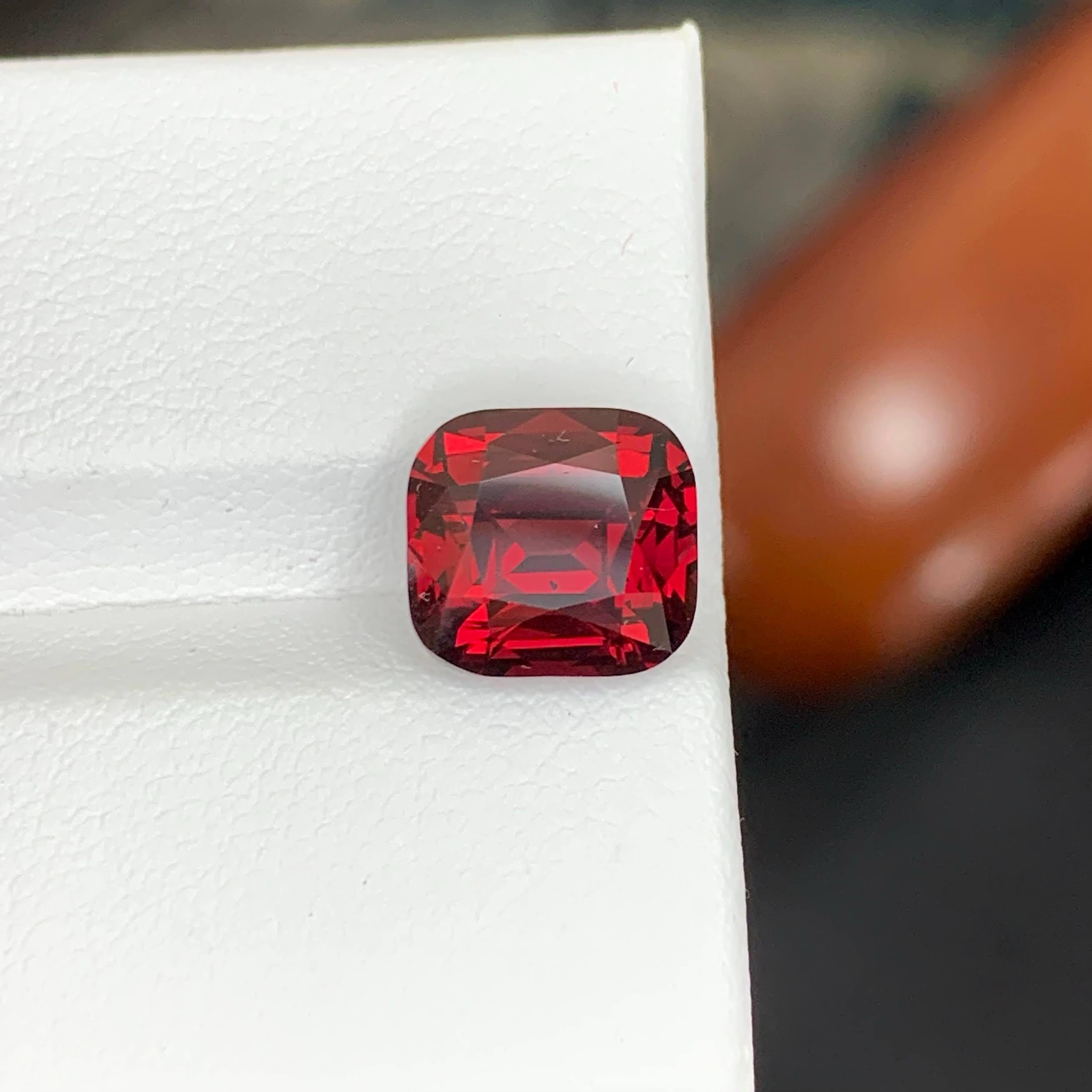 Poids 5,50 carats 
Dimensions 9.4x8.8x7.0mm
Traitement Aucun 
Origine Afrique 
Clarté VVS 
Forme Coupe Coussin 





Ce grenat rouge vif de 5,50 carats, en vrac et naturel, brille d'une teinte rouge vif et ardente et d'une excellente brillance.
