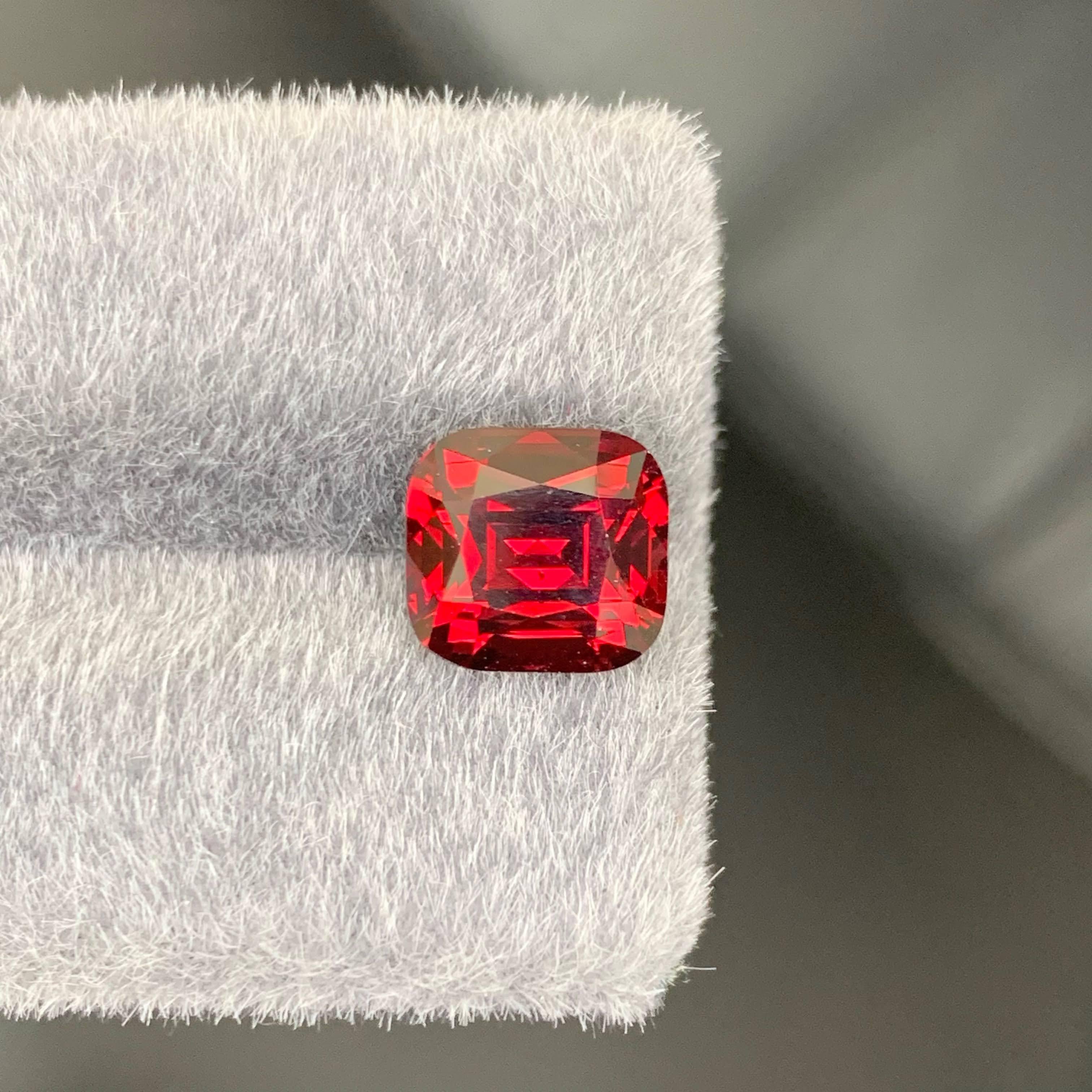 Moderne 5.50 Carat Natural Loose Bright Red Garnet Stone Cushion Cut African Gemstone (pierre précieuse africaine) en vente