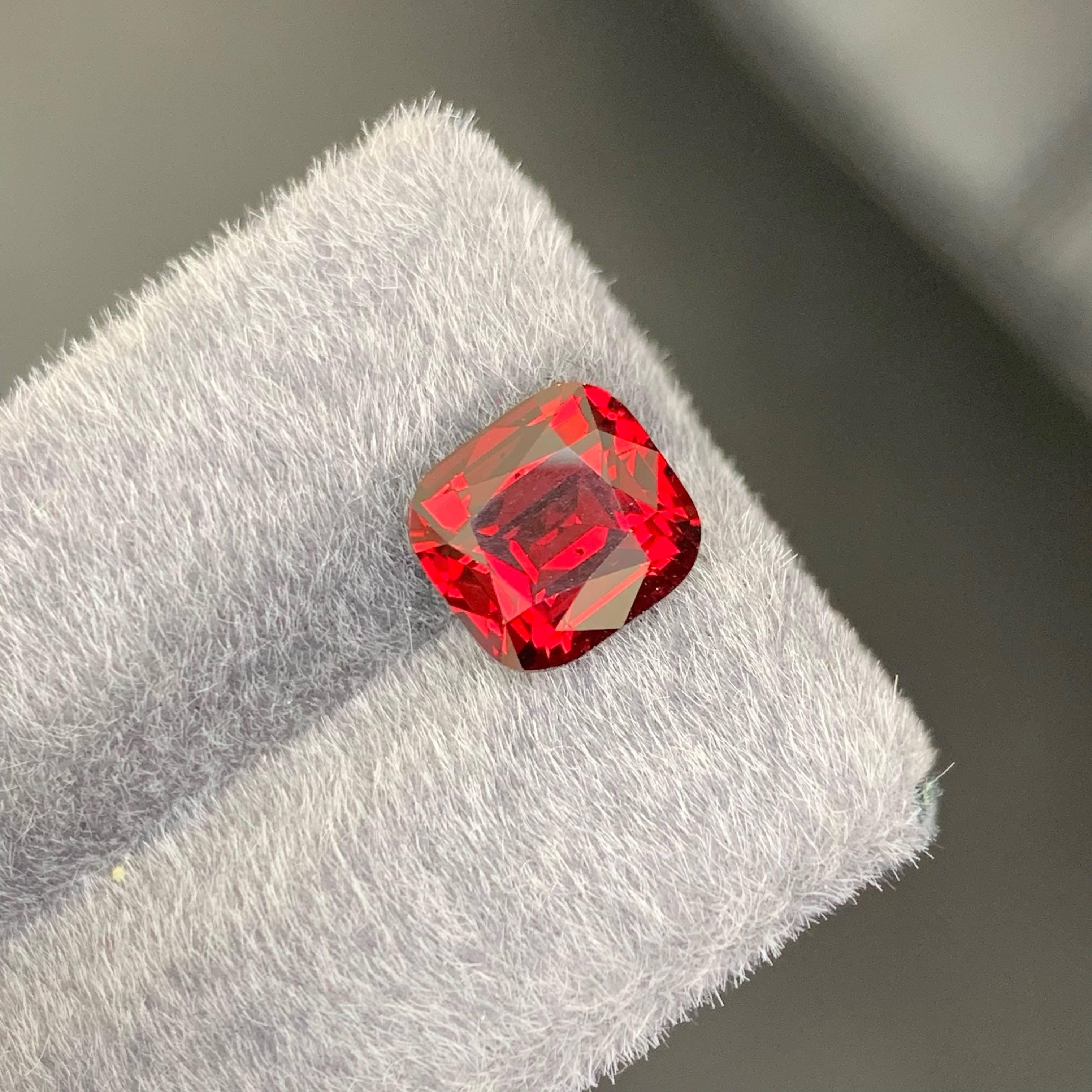 5.50 Carat Natural Loose Bright Red Garnet Stone Cushion Cut African Gemstone (pierre précieuse africaine) Unisexe en vente