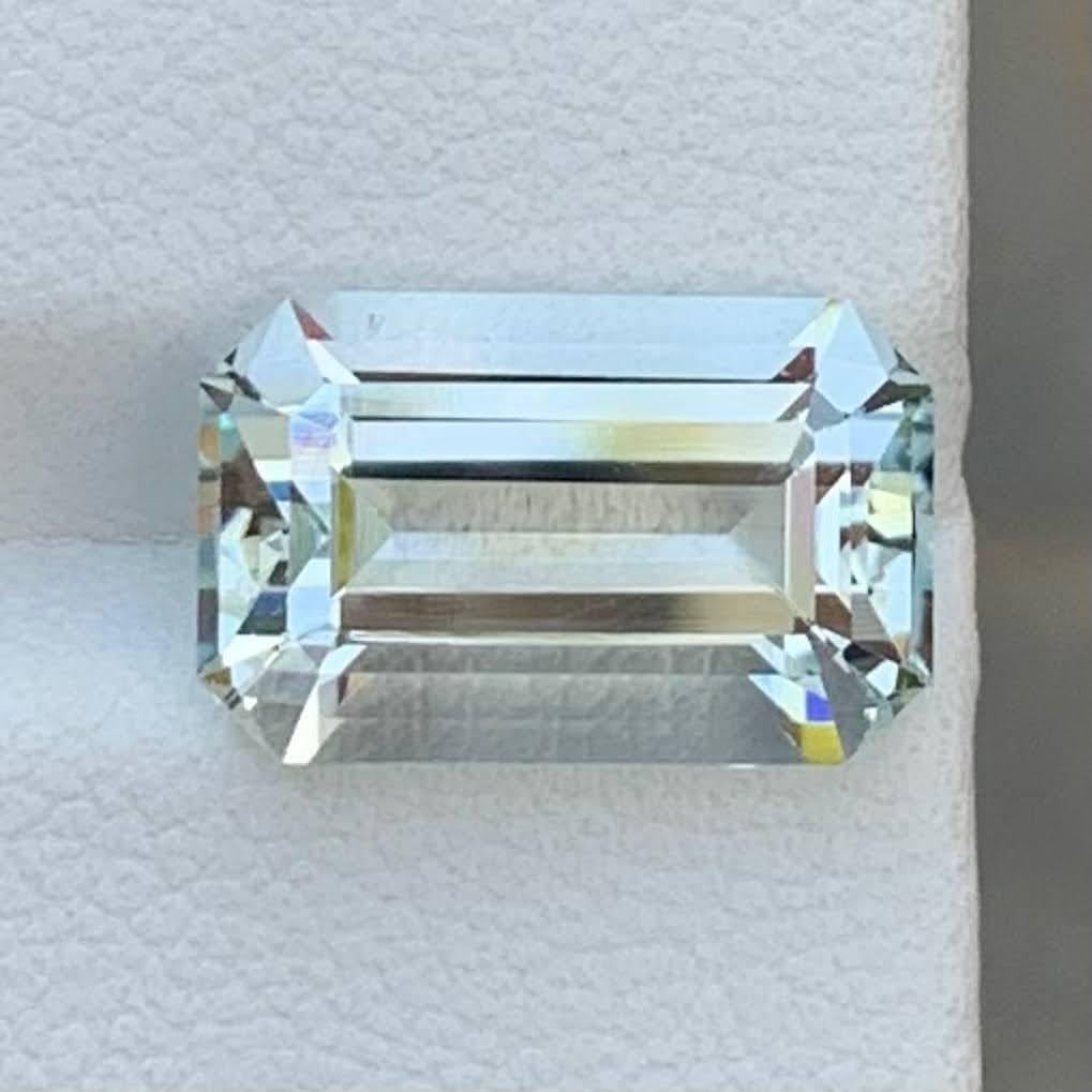 Gewicht 5,50 Karat
Abmessungen 13,1x8,3x6,1 mm
Behandlung Keine 
Herkunft Pakistan 
Klarheit VVS 
Form Schliff Smaragd 




Dieser 5,50 Karat schwere natürliche Aquamarin-Edelstein hat einen sanften, ruhigen hellblauen Farbton, der Eleganz und Ruhe