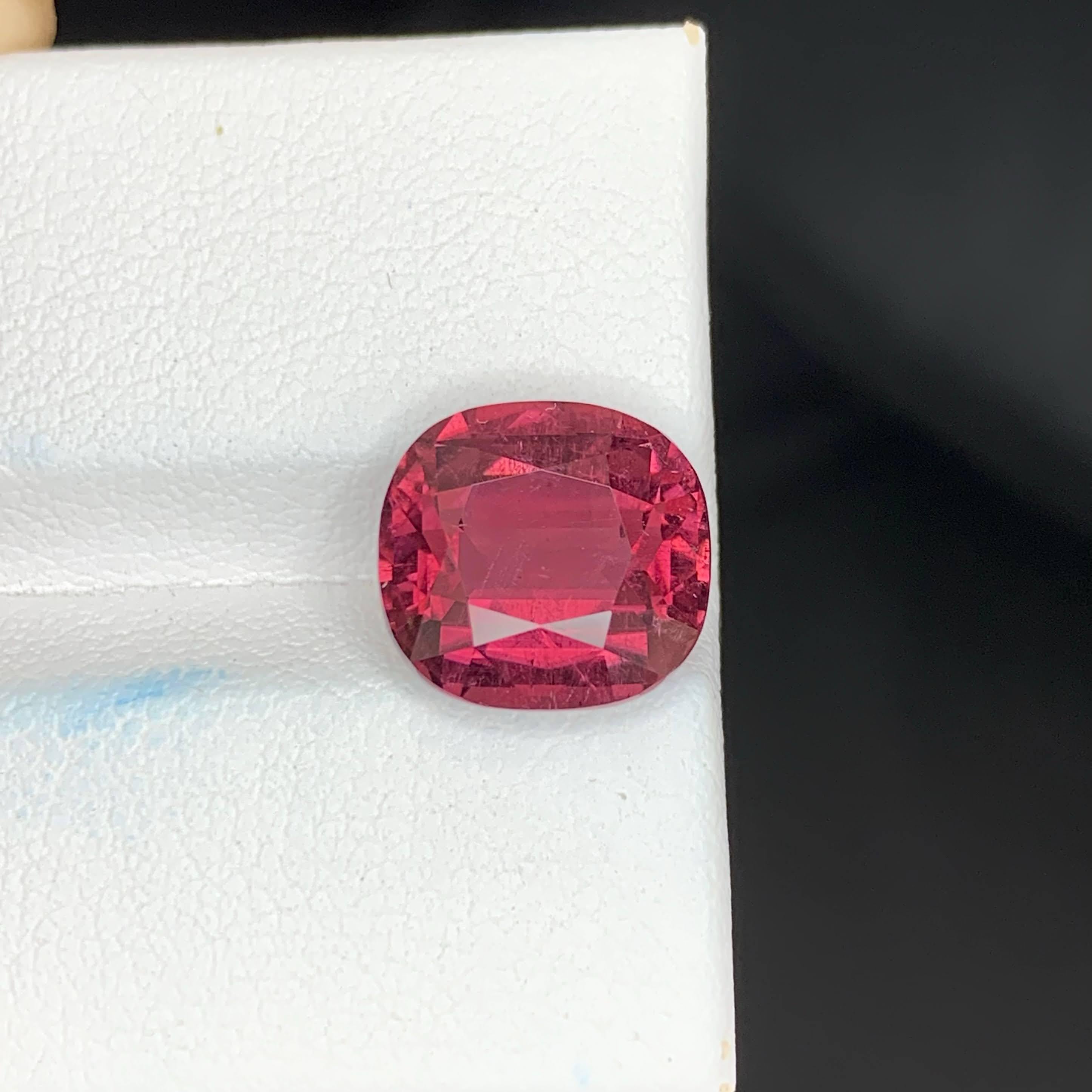 Peso 5,50 carati 
Dimensioni 11,0x10,3x6,6mm
Trattamento Nessuno 
Origine afgana 
Chiarezza SI
Forma taglio cuscino 




Questa squisita tormalina Rubelite da 5,50 carati presenta una ricca e vivida tonalità rosa-rossa che incarna la bellezza