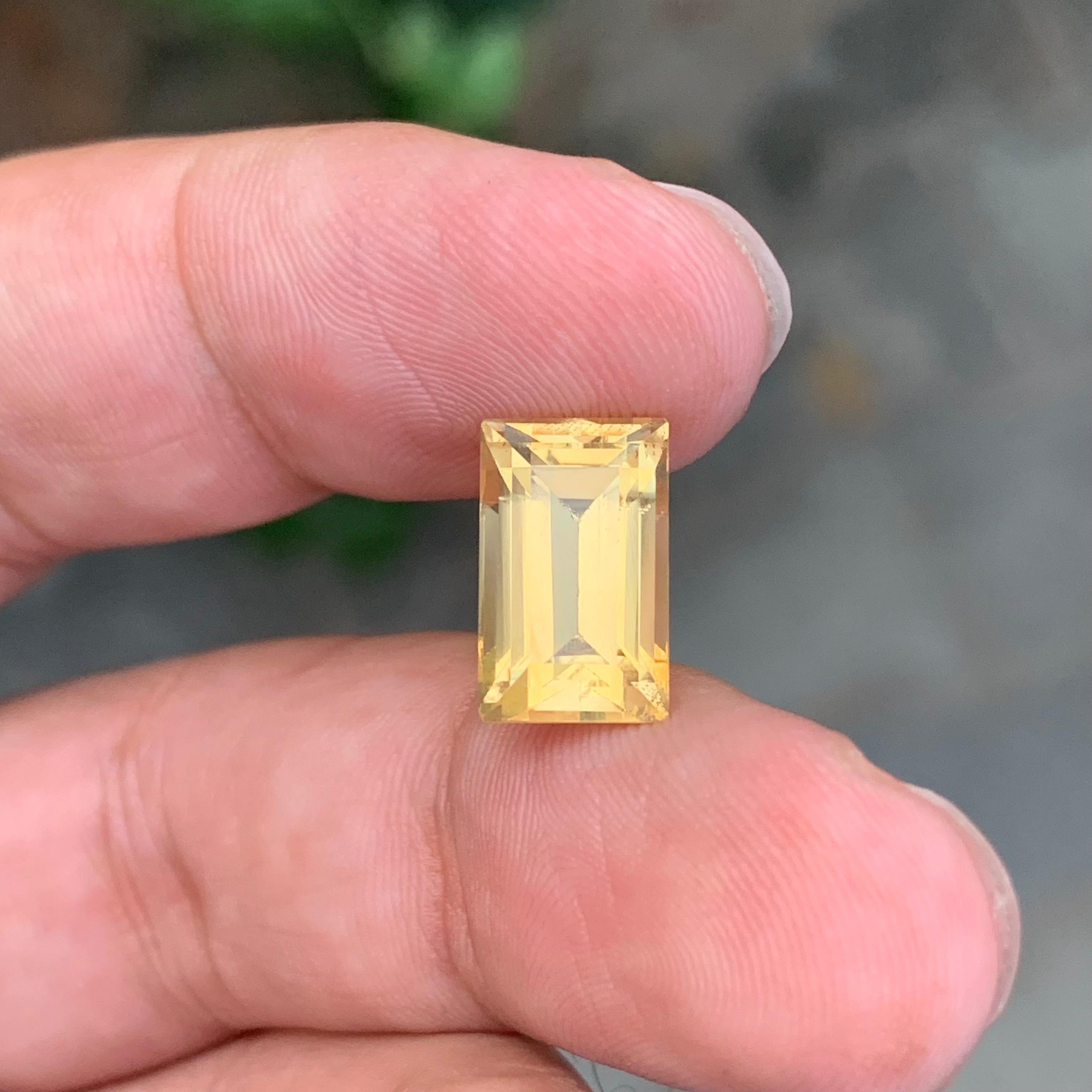 Pierre précieuse naturelle jaune non sertie de 5,50 carats en forme de baguette en vente 4