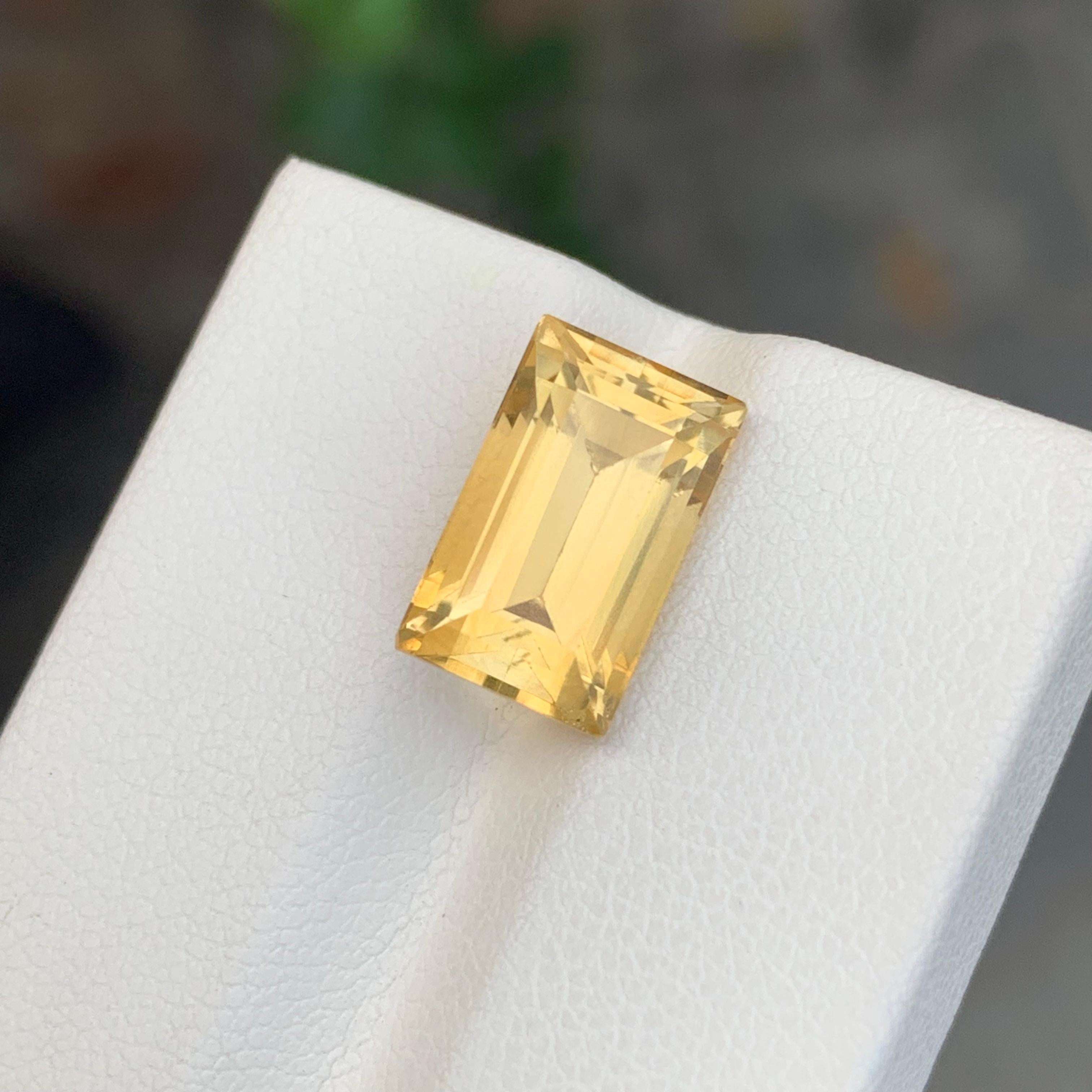 Pierre précieuse naturelle jaune non sertie de 5,50 carats en forme de baguette en vente 5