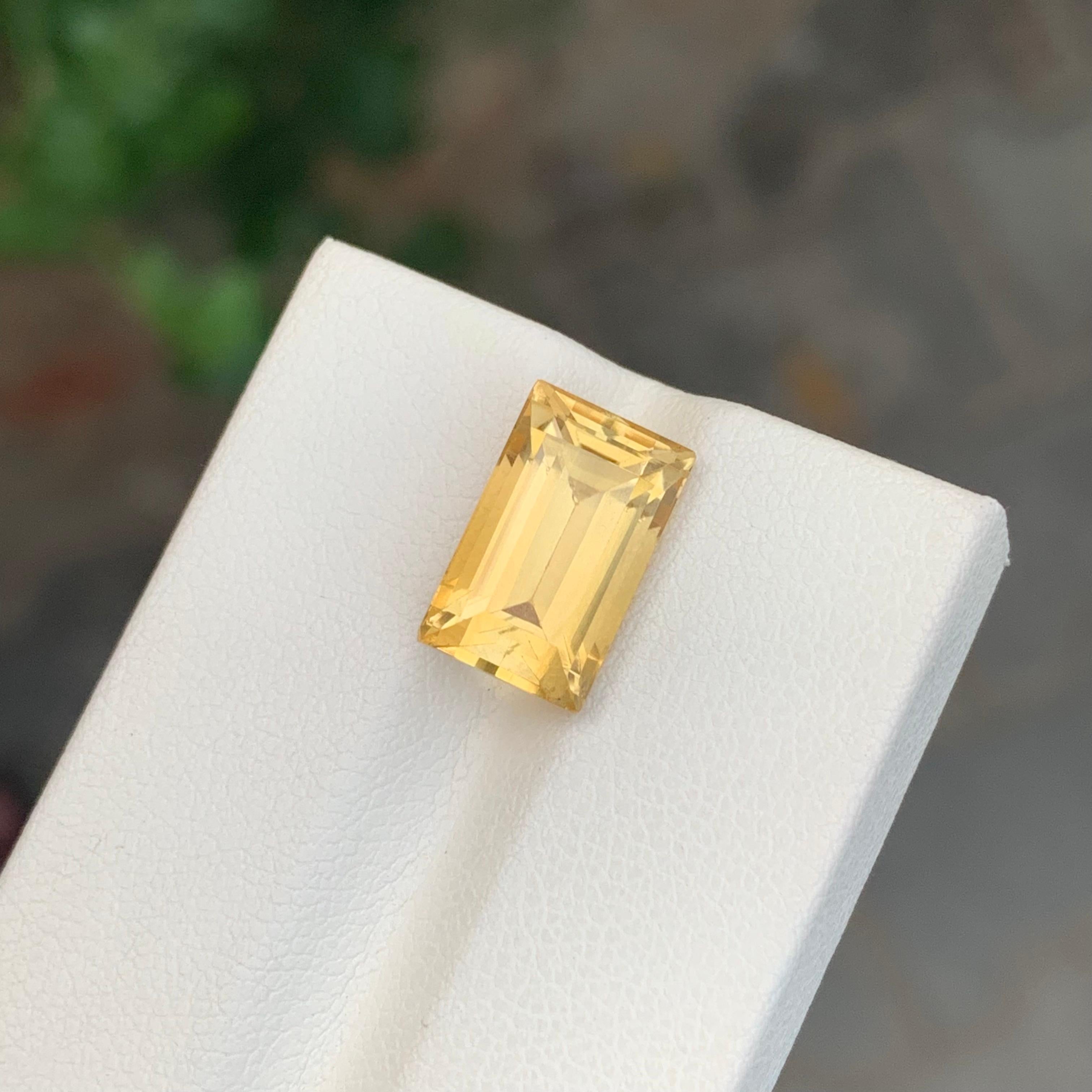 Arts and Crafts Pierre précieuse naturelle jaune non sertie de 5,50 carats en forme de baguette en vente
