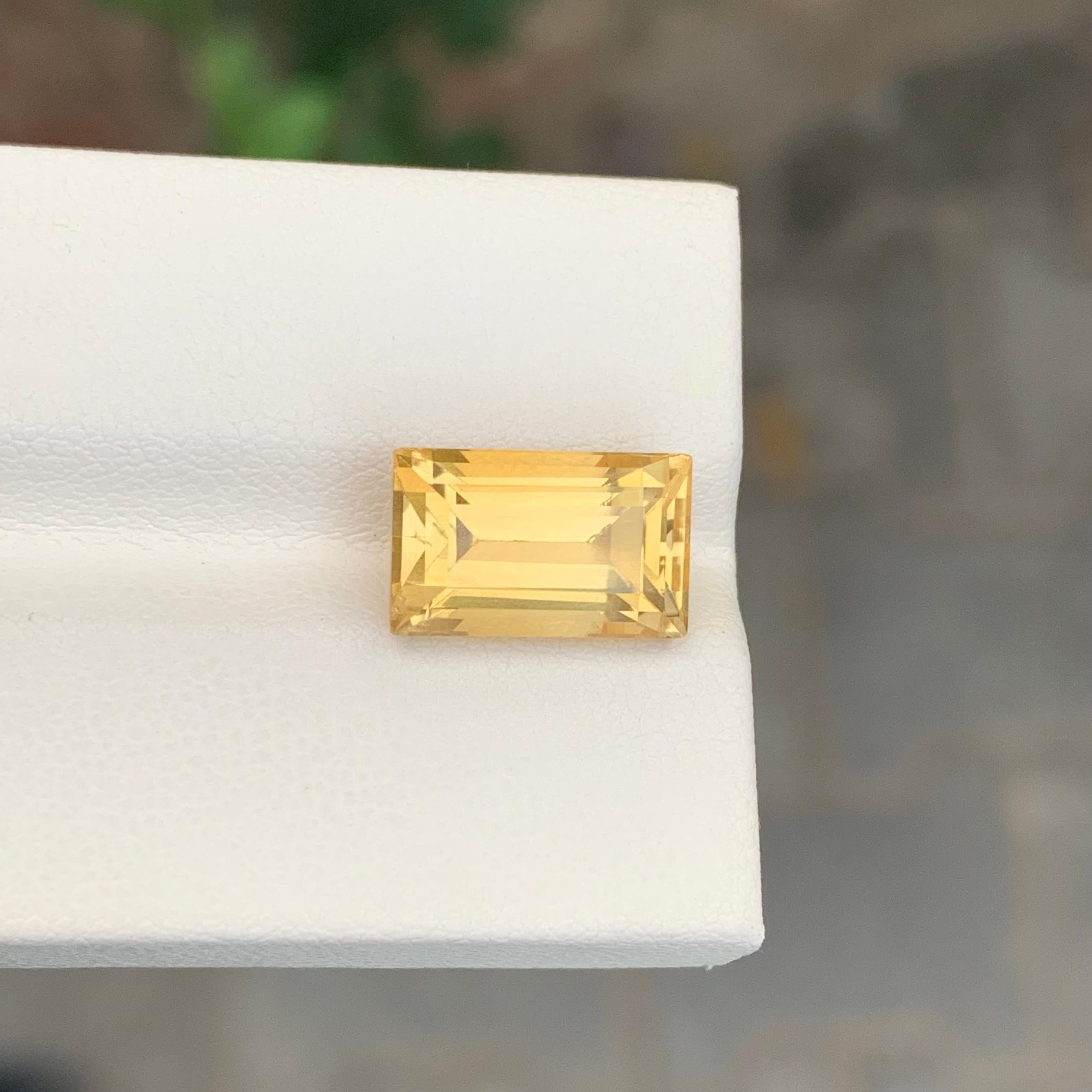 Pierre précieuse naturelle jaune non sertie de 5,50 carats en forme de baguette Neuf - En vente à Peshawar, PK
