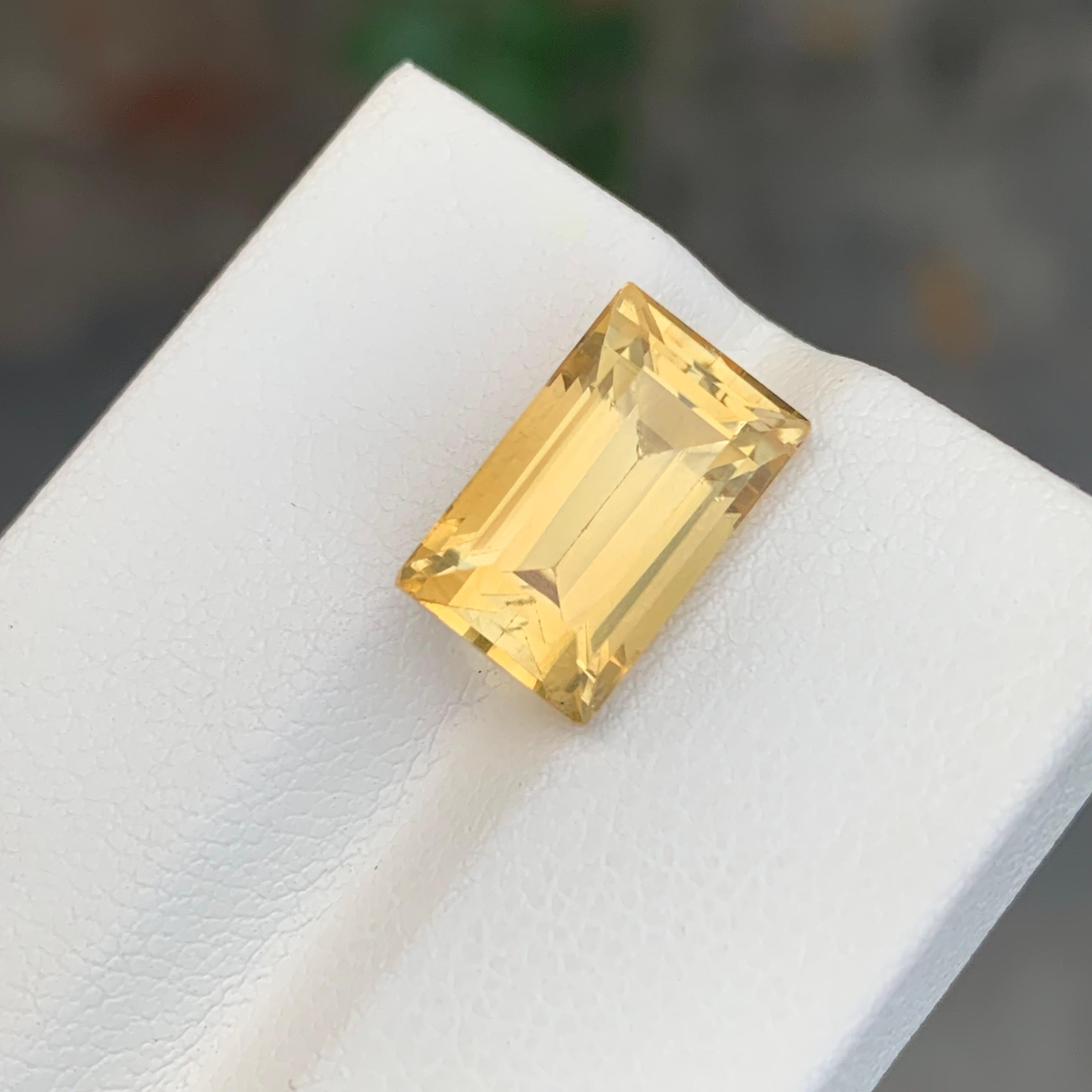 Pierre précieuse naturelle jaune non sertie de 5,50 carats en forme de baguette Unisexe en vente