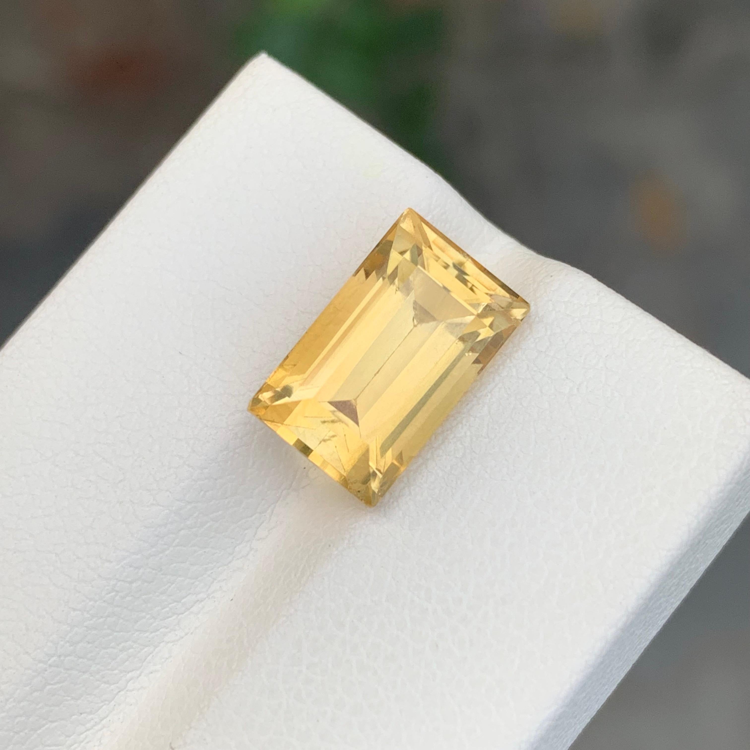 Pierre précieuse naturelle jaune non sertie de 5,50 carats en forme de baguette en vente 1