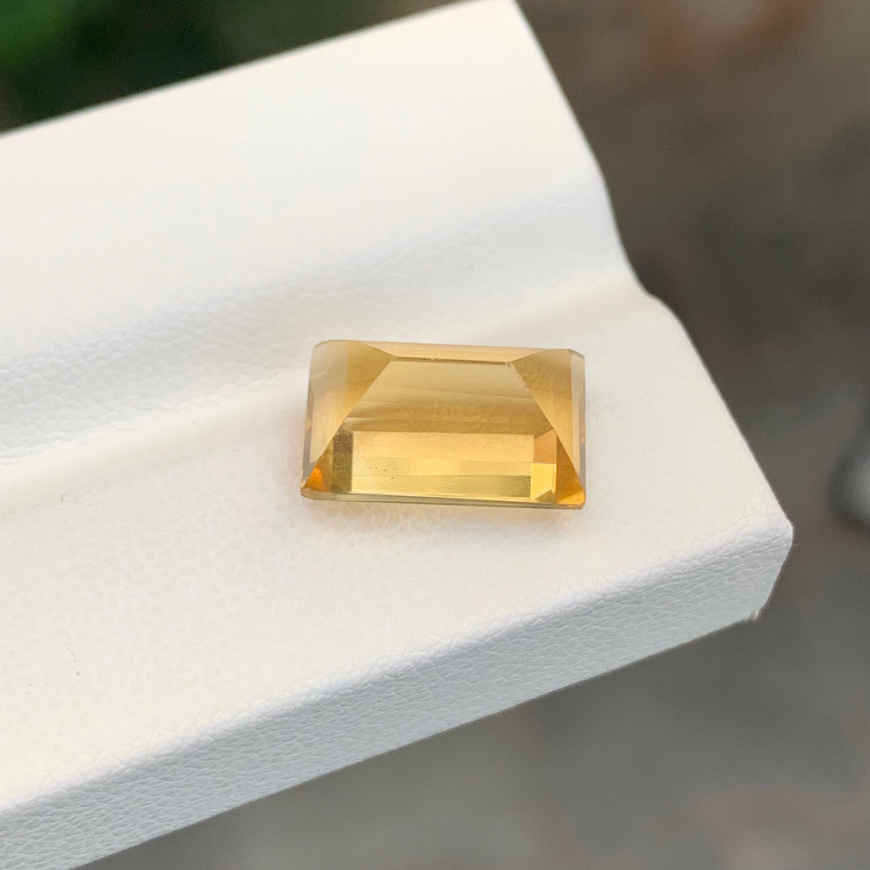 Pierre précieuse naturelle jaune non sertie de 5,50 carats en forme de baguette en vente 2