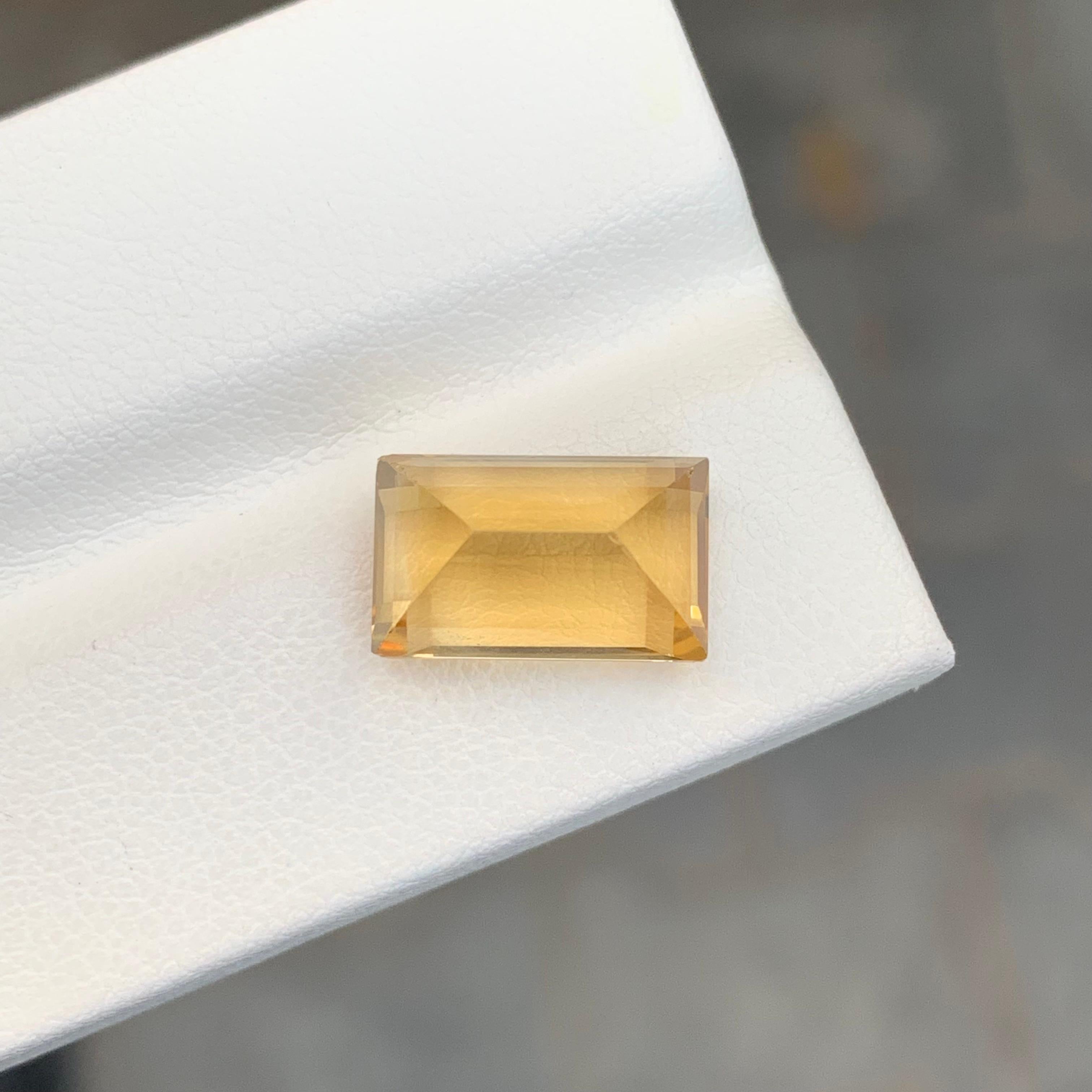 Pierre précieuse naturelle jaune non sertie de 5,50 carats en forme de baguette en vente 3
