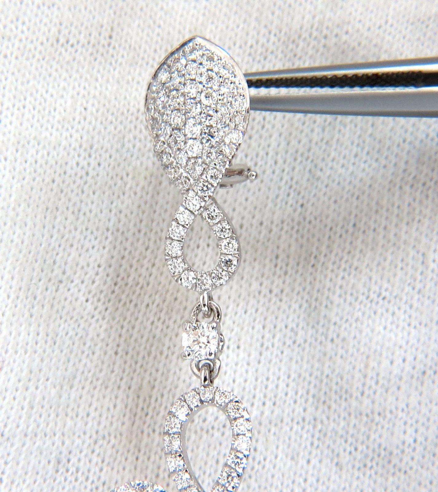Gioielli magnifici.

Orecchini pendenti a cerchio largo

La finitura moderna.

5,50 carati di diamanti tondi naturali: 

Colore G, purezza Vs-2.

oro bianco 18kt

21,1 grammi.

Gli orecchini misurano 2.93 pollici di lunghezza

Diametro del cerchio: