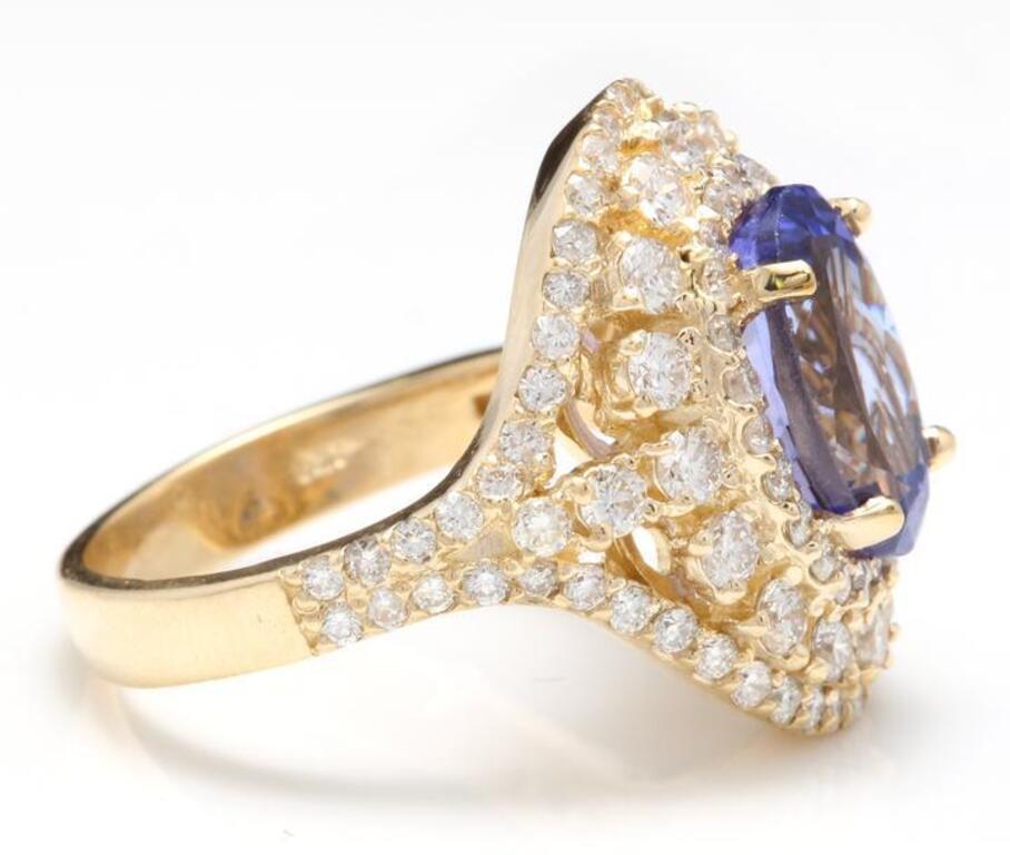 Oval Cut 5.50 Carat Natural Splendid Tanzanite and Diamond 14 Karat Solid Gold Ring For Sale