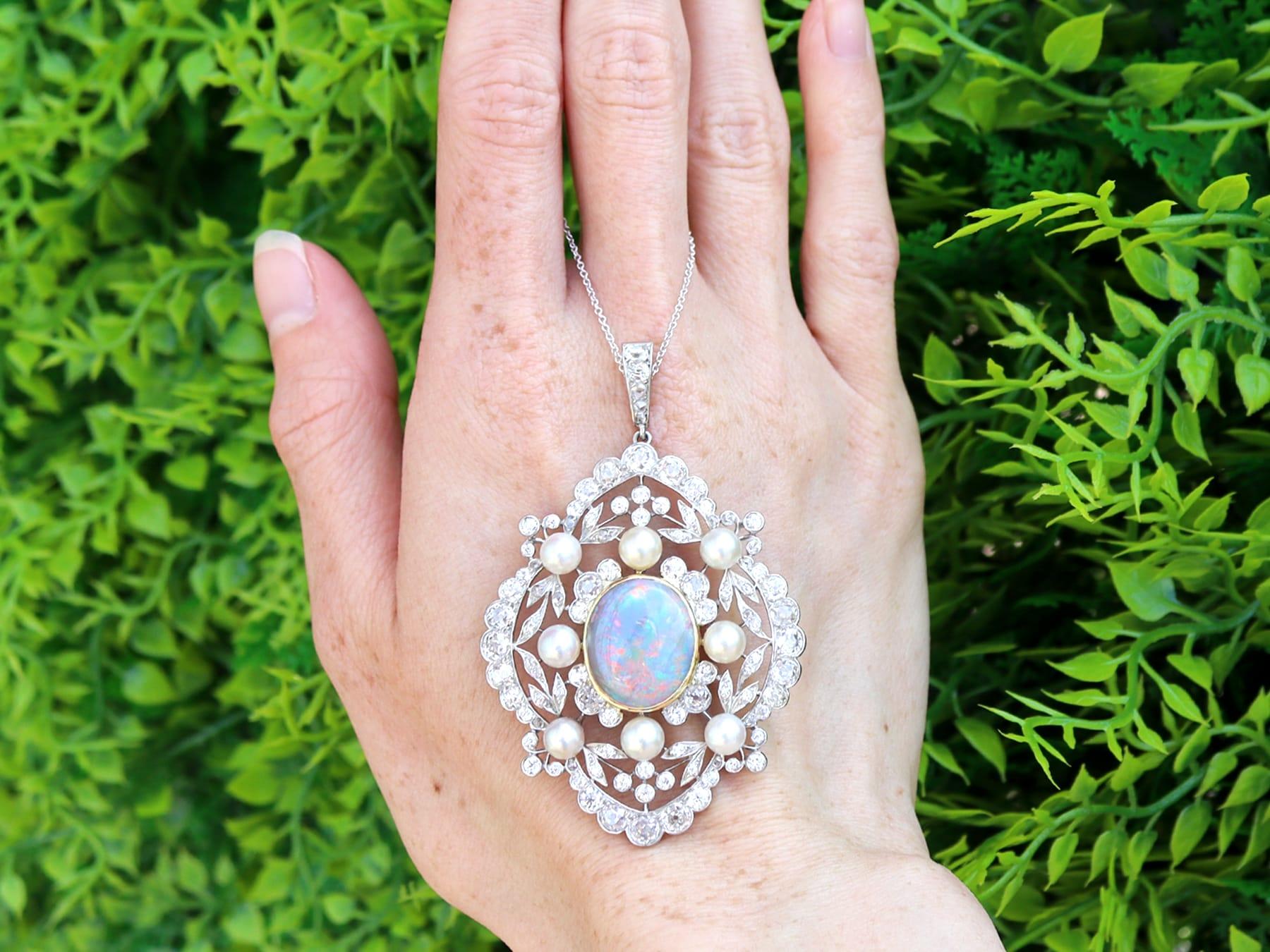 Magnifique pendentif en platine et or jaune 18 carats, composé d'une opale ancienne de 5,50 carats, d'une perle d'eau salée naturelle et d'un diamant de 8,31 carats. Il fait partie de notre collection de bijoux anciens en opale.

Ce magnifique