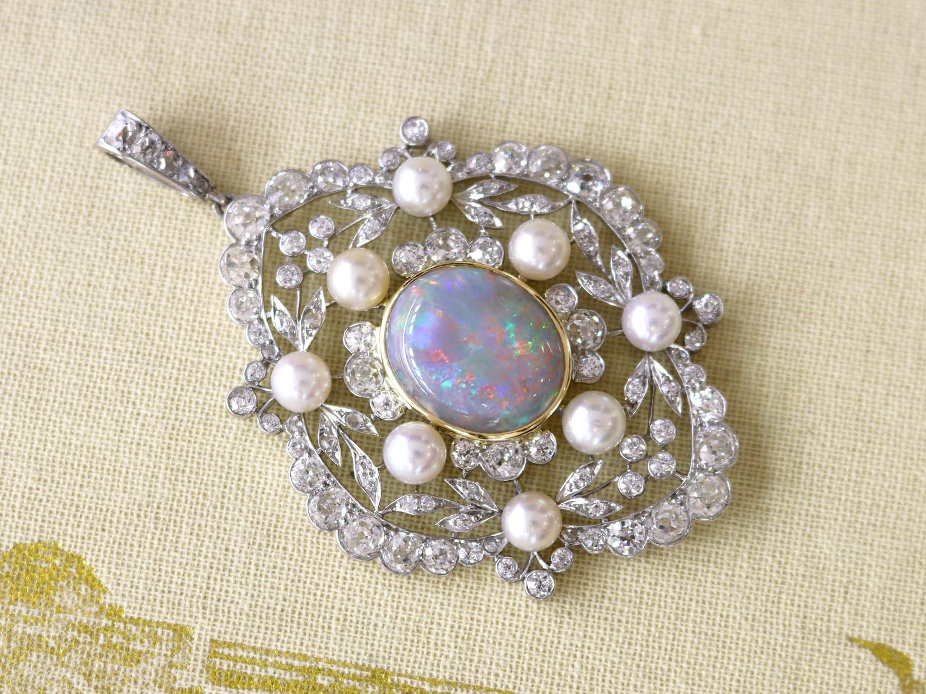 Taille cabochon Pendentif en platine avec opale de 5,50 carats, perle d'eau salée naturelle et diamant de 8,31 carats en vente