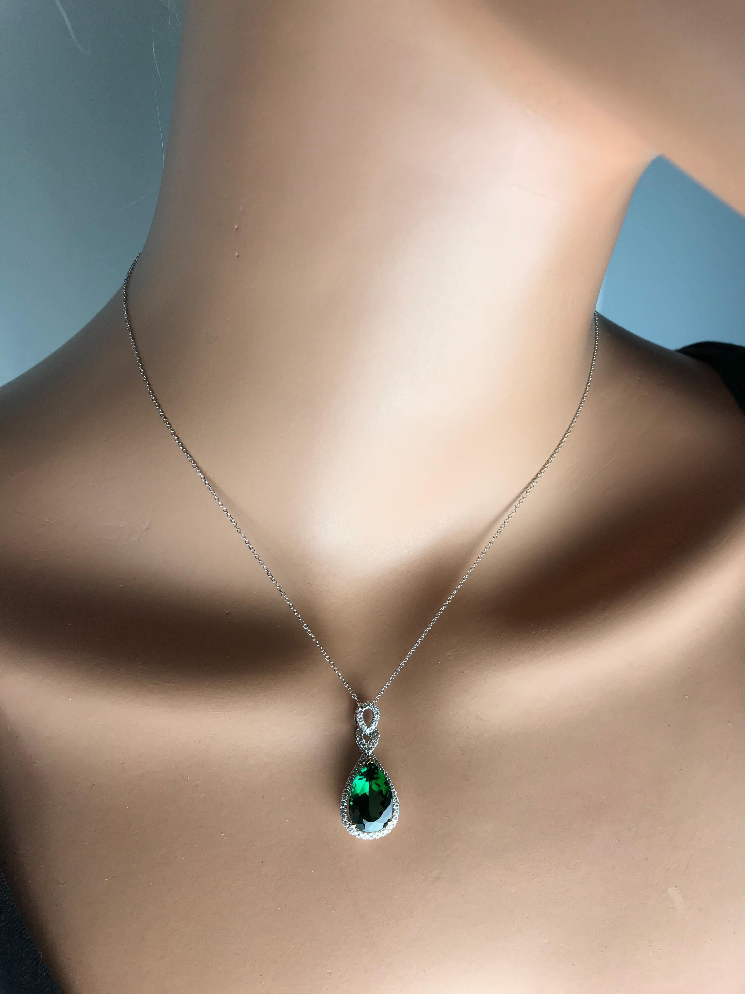 5.50 Carat Pear Shape Green Tourmaline and Natural Diamond Pendant ref1874 In New Condition For Sale In New York, NY