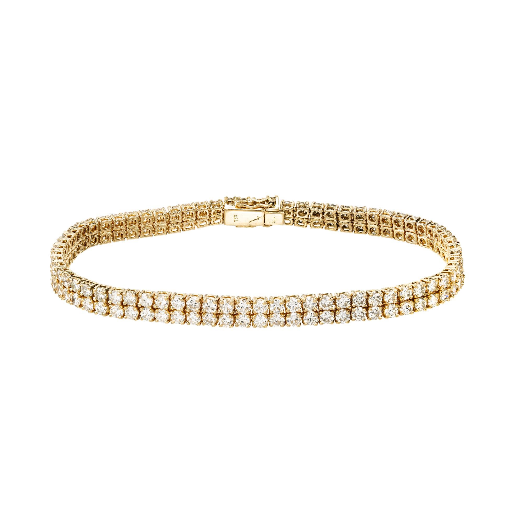 Semplicemente elegante e sofisticato, questo bracciale tennis a due file di diamanti in oro giallo da 5,50 carati è un pezzo straordinario che emana lusso e stile. Impreziosito da 138 diamanti rotondi taglio brillante incastonati in un radioso oro