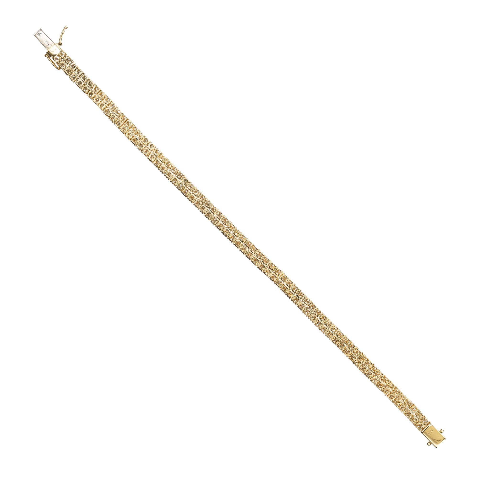 Bracciale tennis a due file in oro giallo con diamanti rotondi taglio brillante da 5,50 carati In condizioni ottime in vendita a Stamford, CT