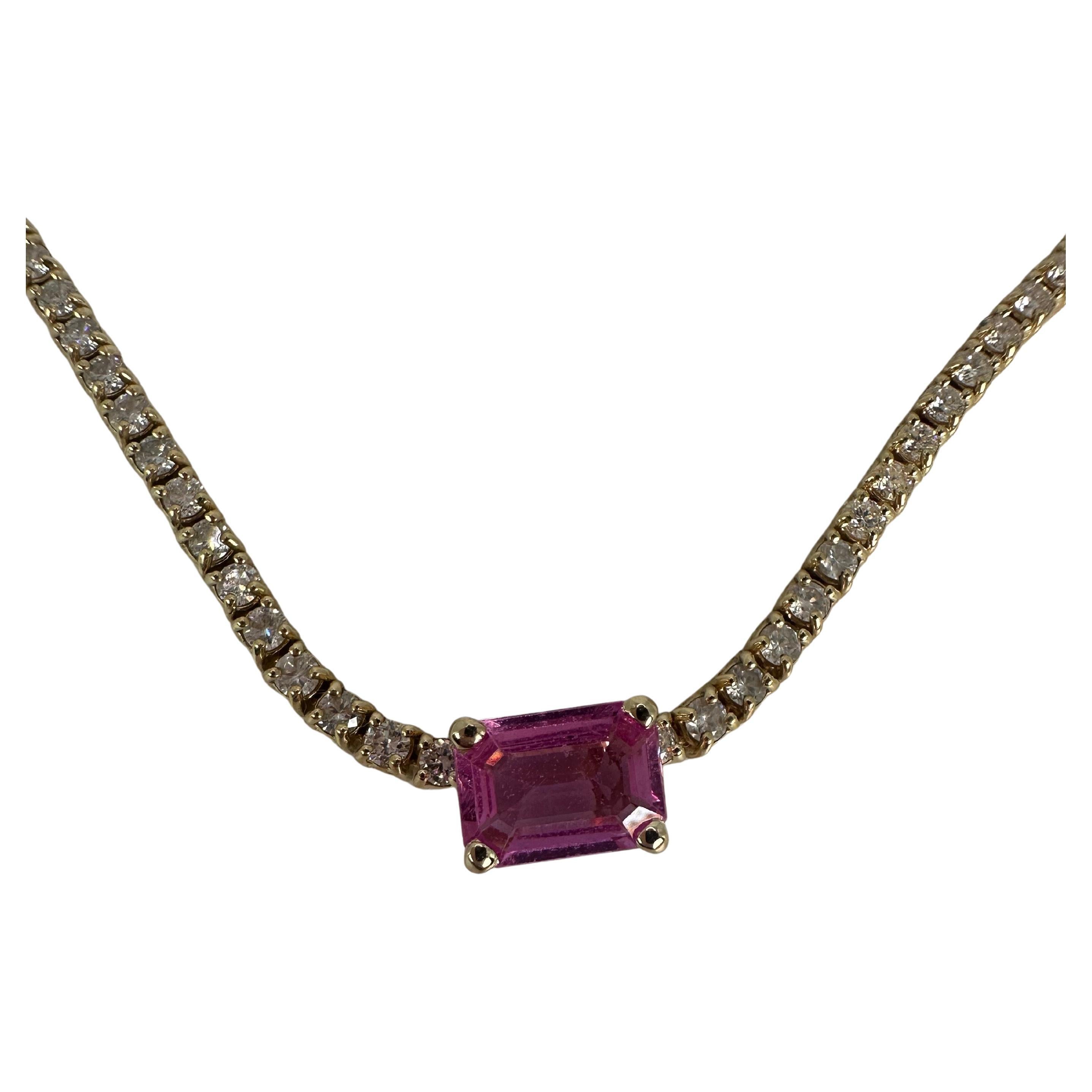 Splendida collana da 18 pollici con tennis di diamanti per un totale di 5,50 carati e un singolo zaffiro rosa al centro. Questo pezzo è incredibilmente realizzato e sta bene sul collo! La collana pesa 17 grammi, i diamanti hanno una purezza VS-SI e