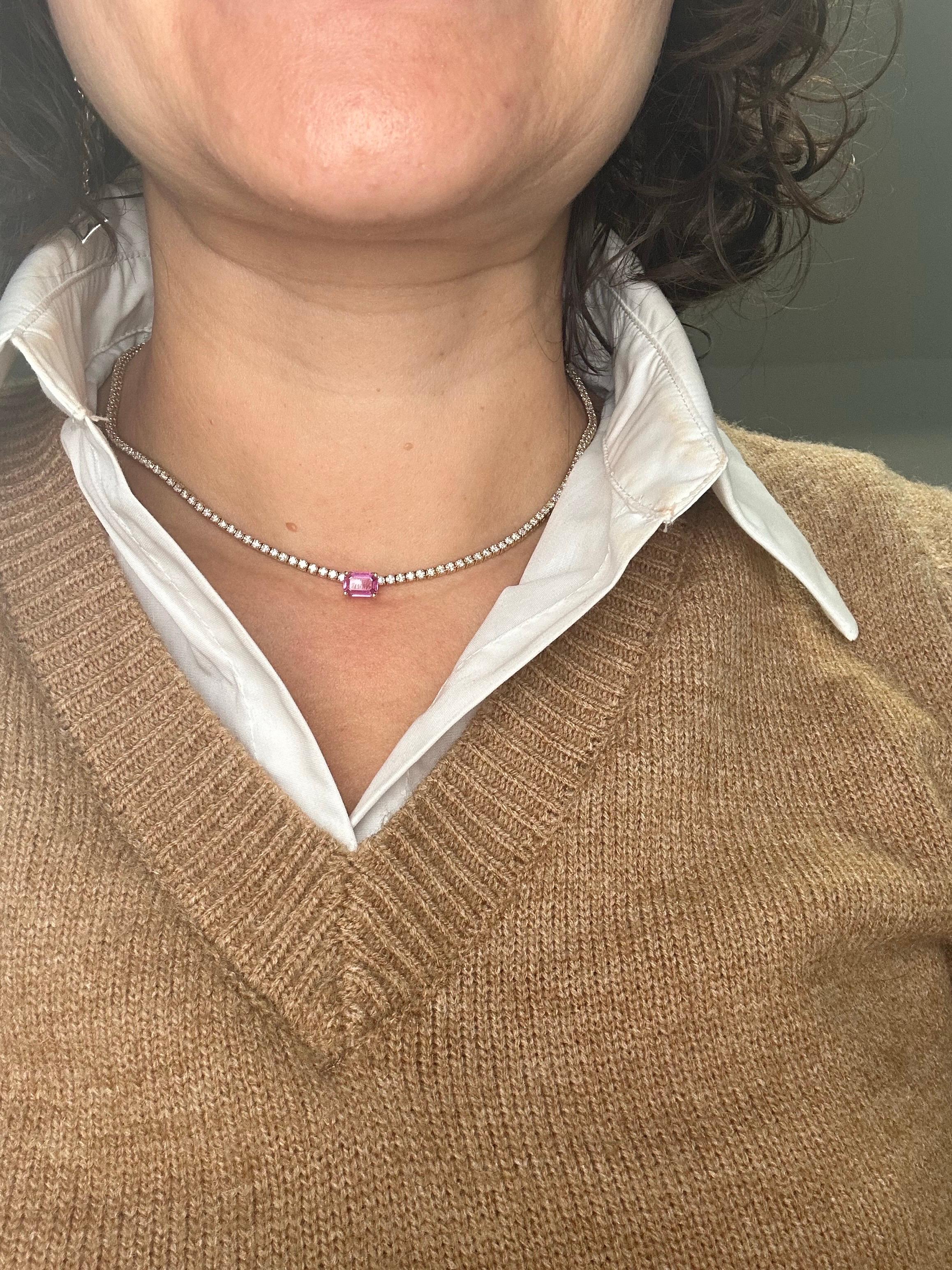 Taglio smeraldo 5,50 carati Collana con diamanti e zaffiri rosa in oro 18KT in vendita