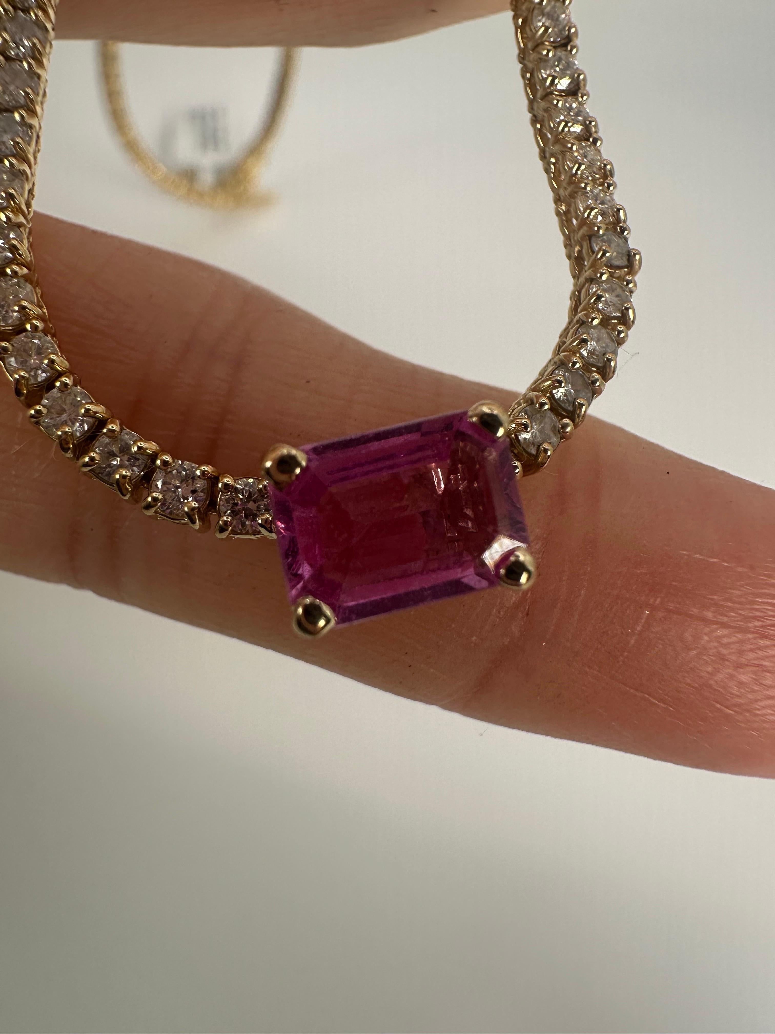 5,50 carati Collana con diamanti e zaffiri rosa in oro 18KT In condizioni Nuovo in vendita a Jupiter, FL