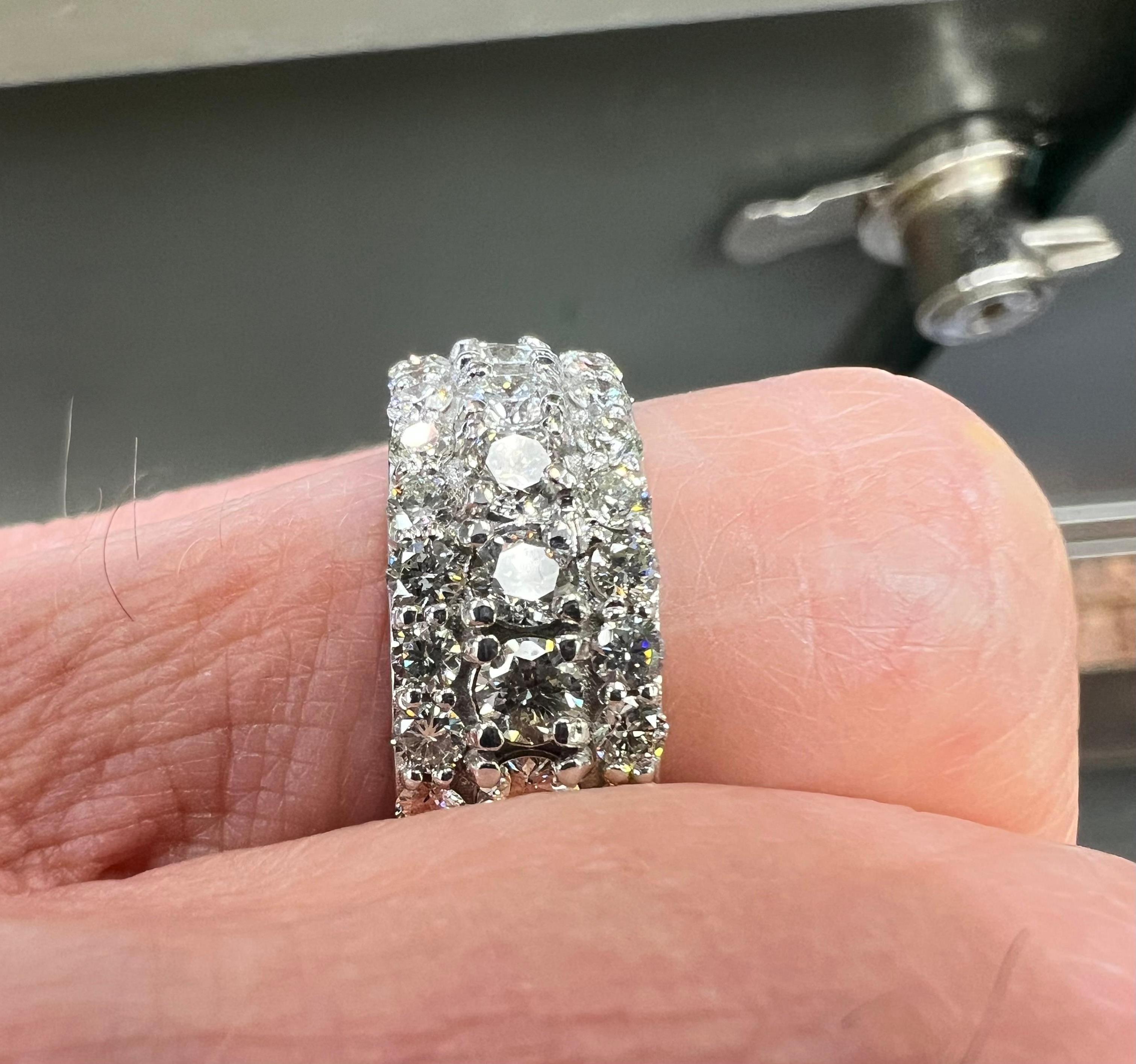 5.50 Carats TW Diamond Eternity Three Row White Gold Band Ring Size 9.25 In Good Condition For Sale In Los Angeles, CA