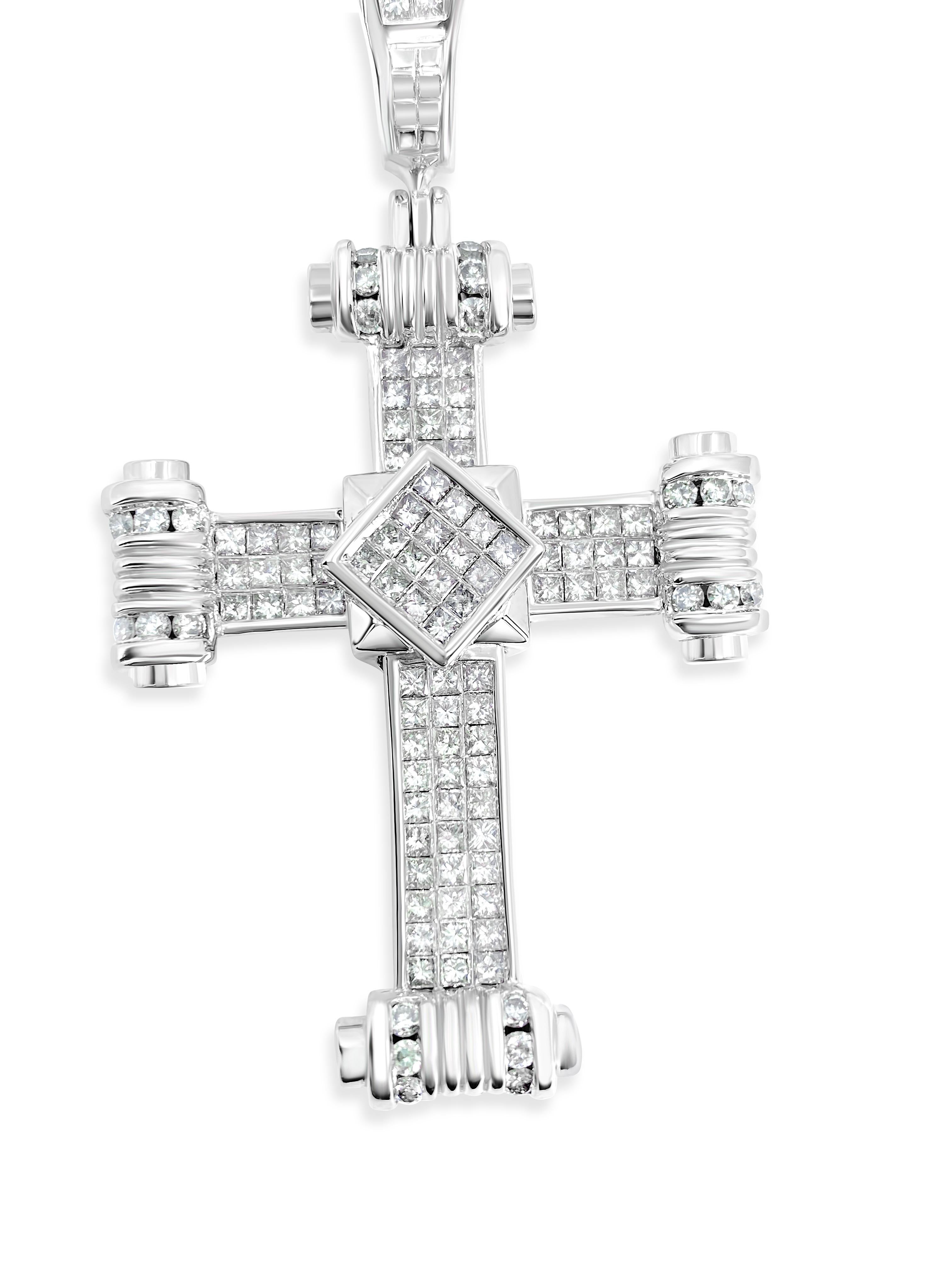 Fabriqué en or blanc 14k exquis, ce superbe pendentif religieux unisexe en forme de croix en diamant présente un total de 5,50 carats de diamants méticuleusement sélectionnés. Avec un mélange de tailles princesse et ronde brillante, ces diamants