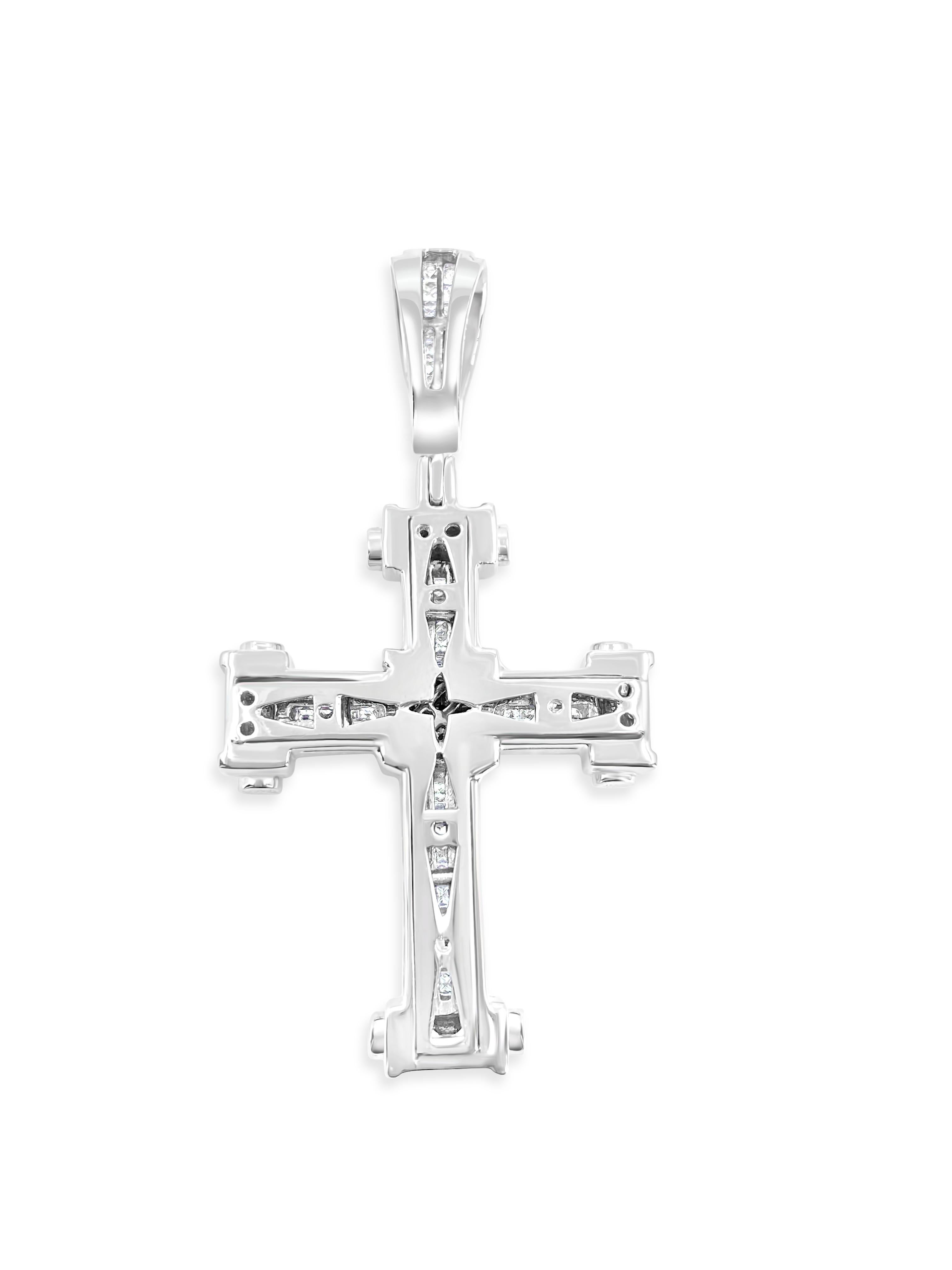 Contemporain Pendentif croix en or 14k avec diamant de 5,50 CT en vente