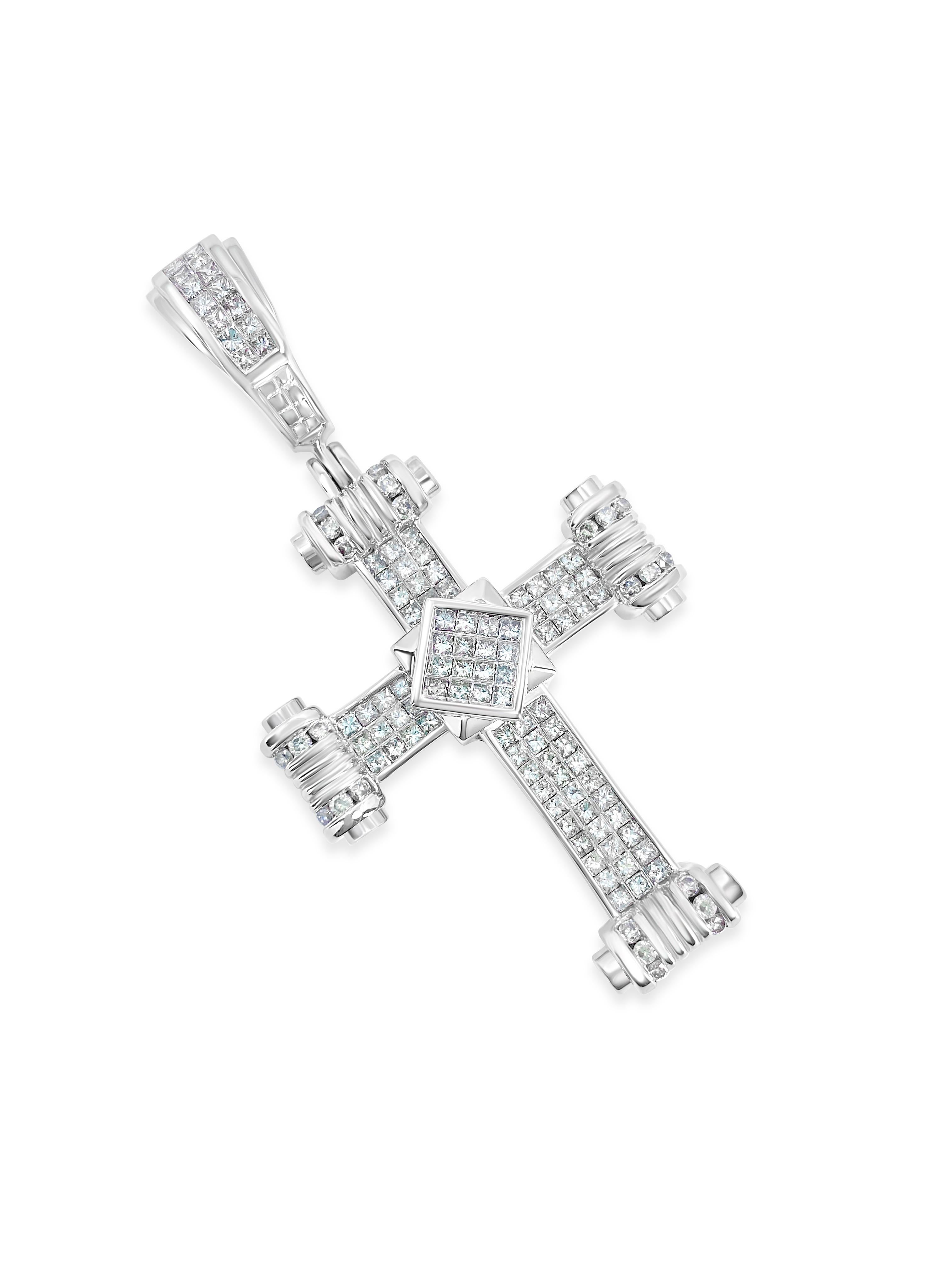 Pendentif croix en or 14k avec diamant de 5,50 CT Excellent état - En vente à Miami, FL