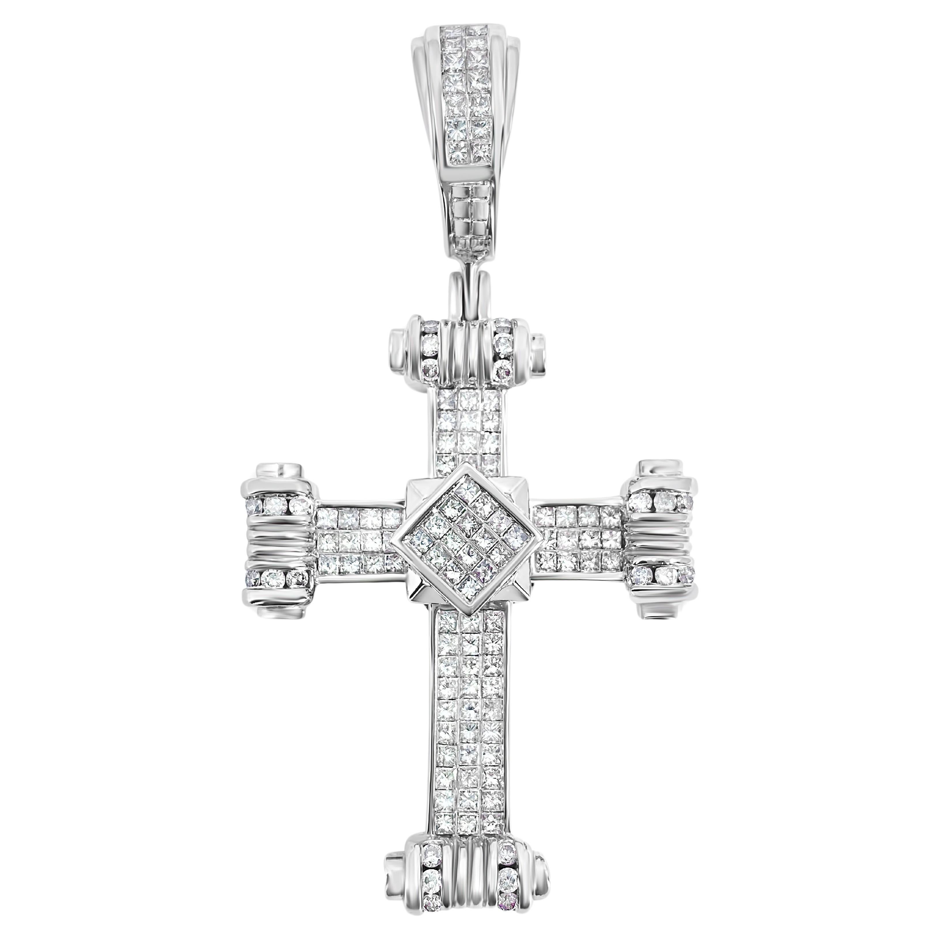 Pendentif croix en or 14k avec diamant de 5,50 CT  en vente