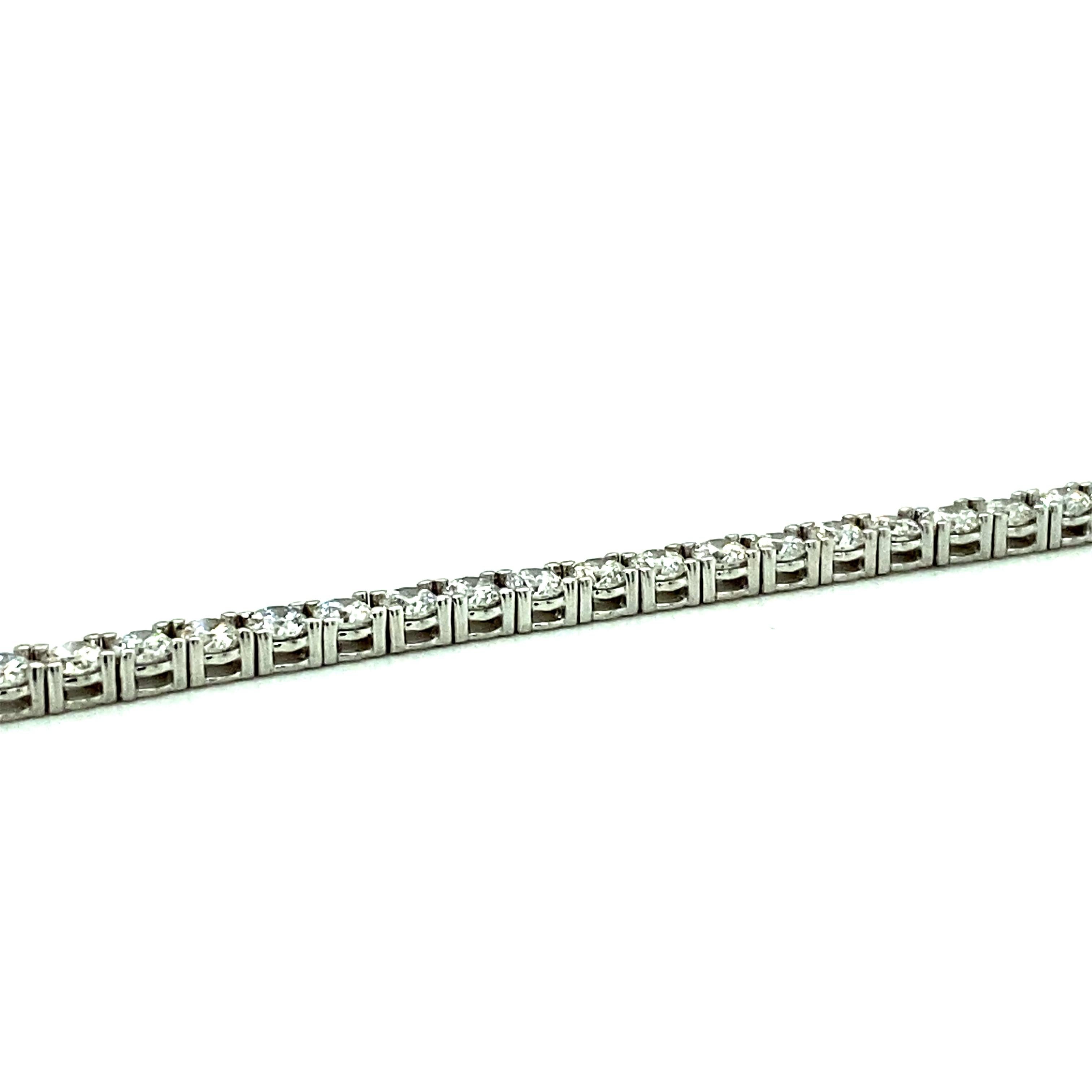 Contemporary 5.50 Ct Diamond Tennis Bracelet, 14kt White Gold For Sale
