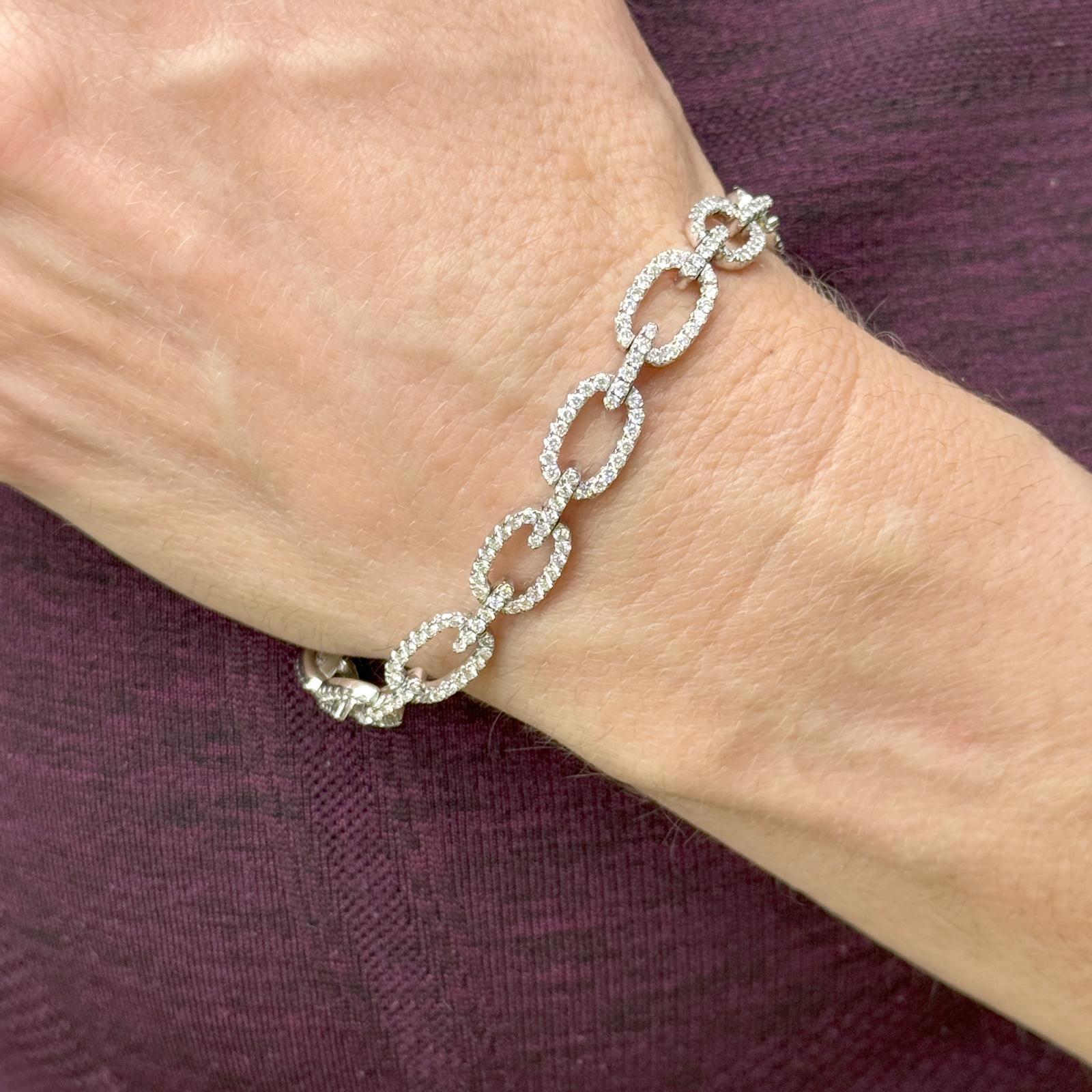 Dieses moderne ovale Diamantarmband aus 14 Karat Weißgold strahlt Eleganz und Raffinesse aus. Mit 286 runden Diamanten im Brillantschliff mit einem Gesamtgewicht von 5,50 Karat, die in der Farbe H-I und in der Reinheit SI eingestuft sind, funkelt