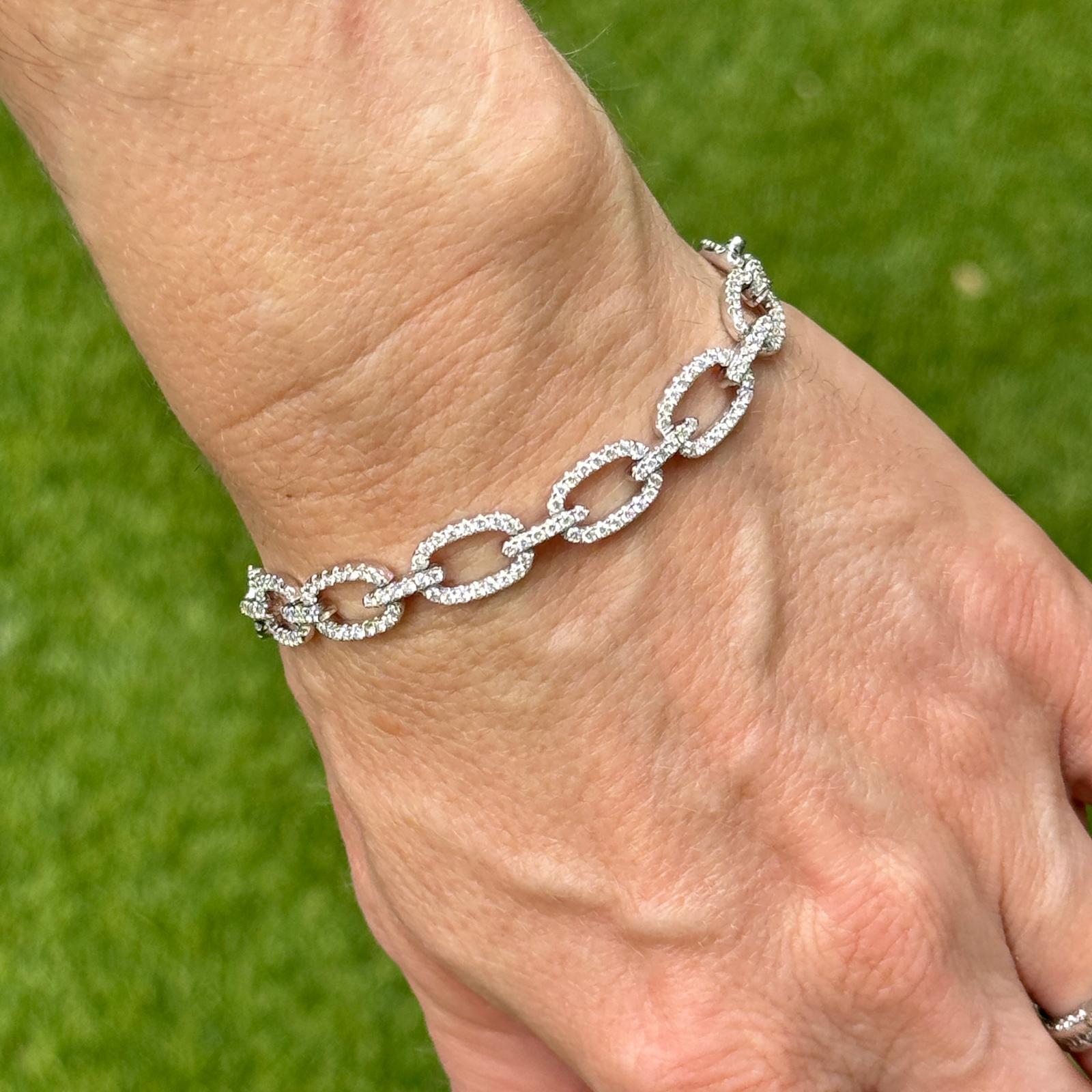 Modernes Armband aus 14 Karat Weißgold mit 5,50 Karat Diamanten und ovalen Gliedern im Zustand „Hervorragend“ in Boca Raton, FL
